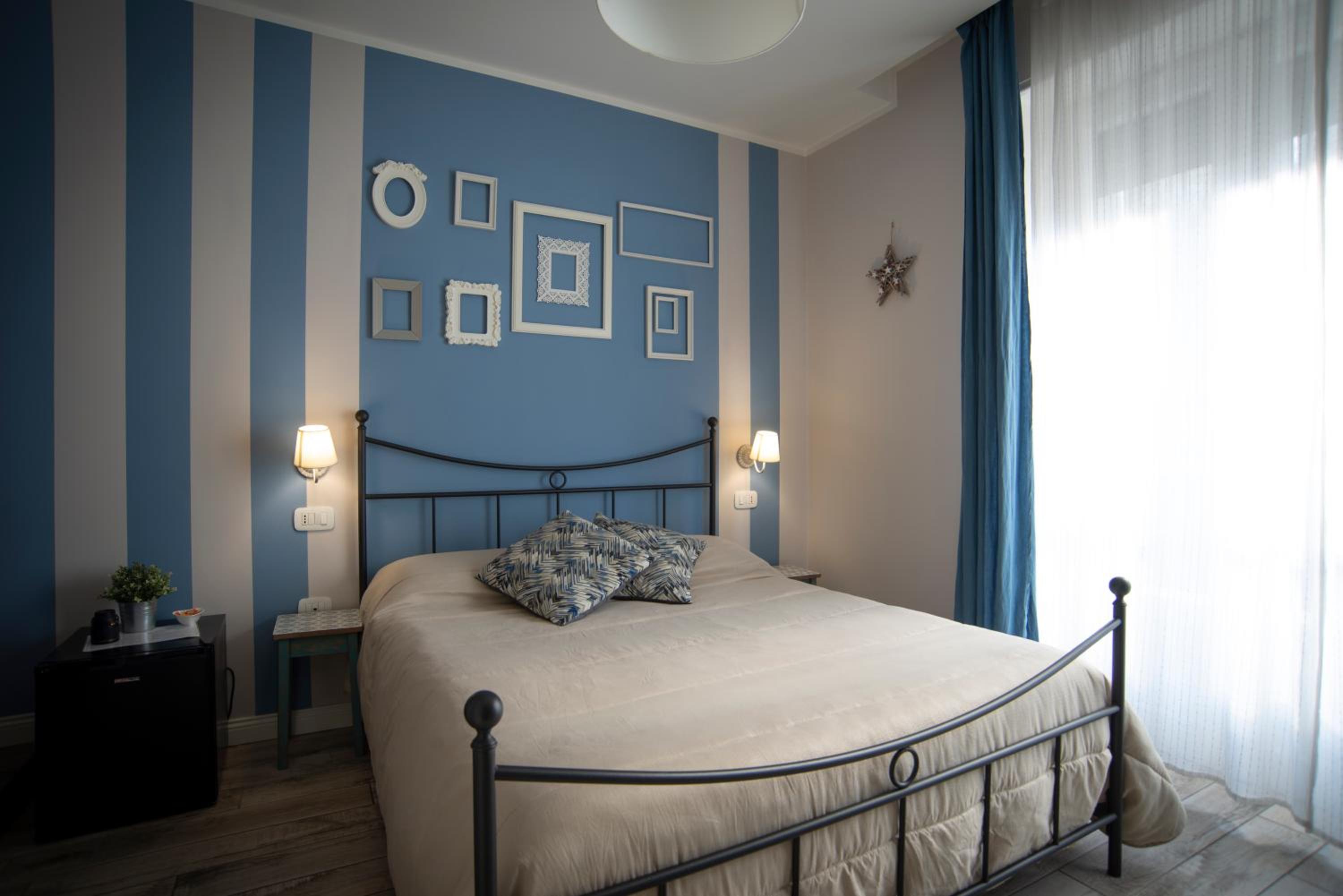 Double Room with Balcony - Photo 8
