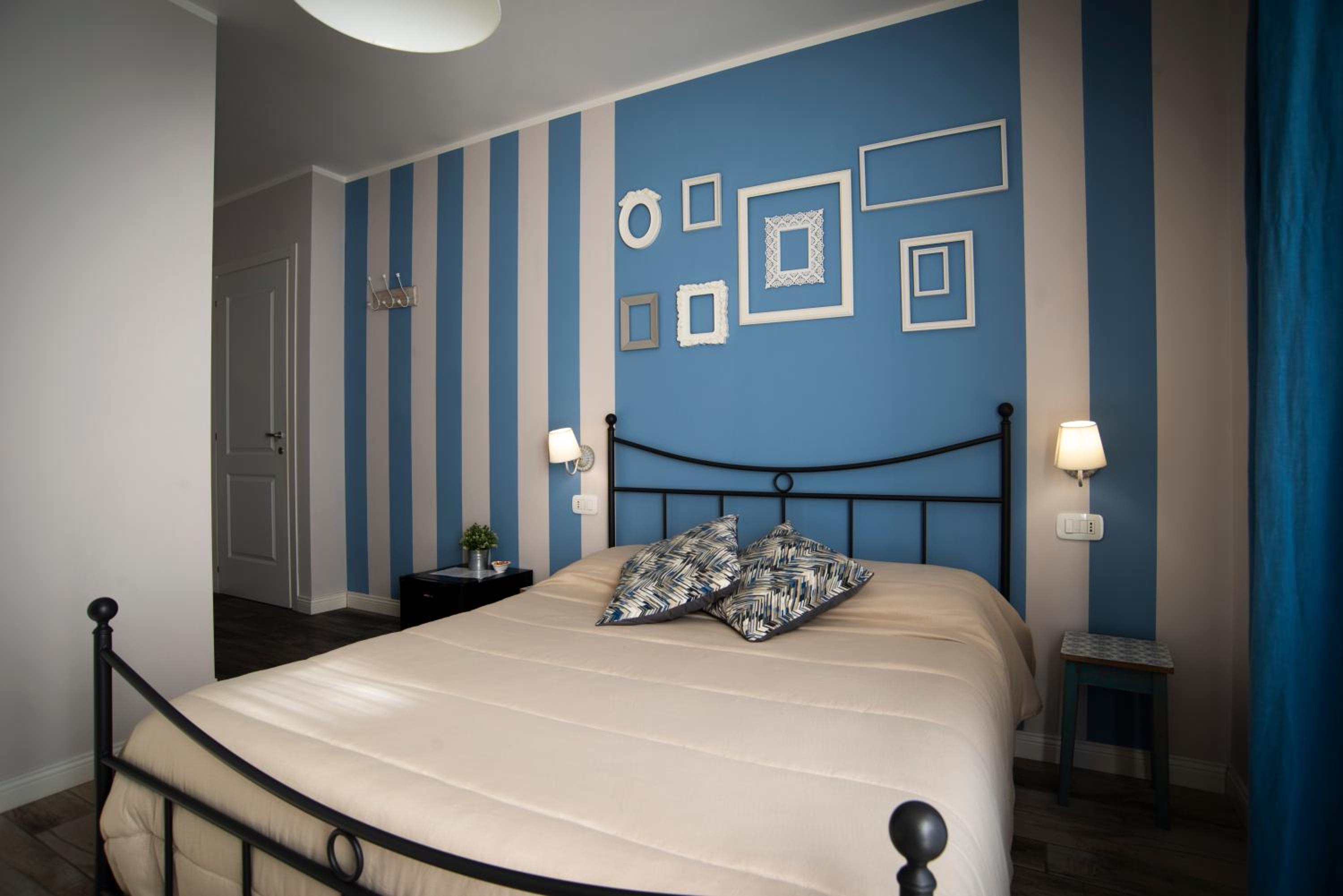 Double Room with Balcony - Photo 5