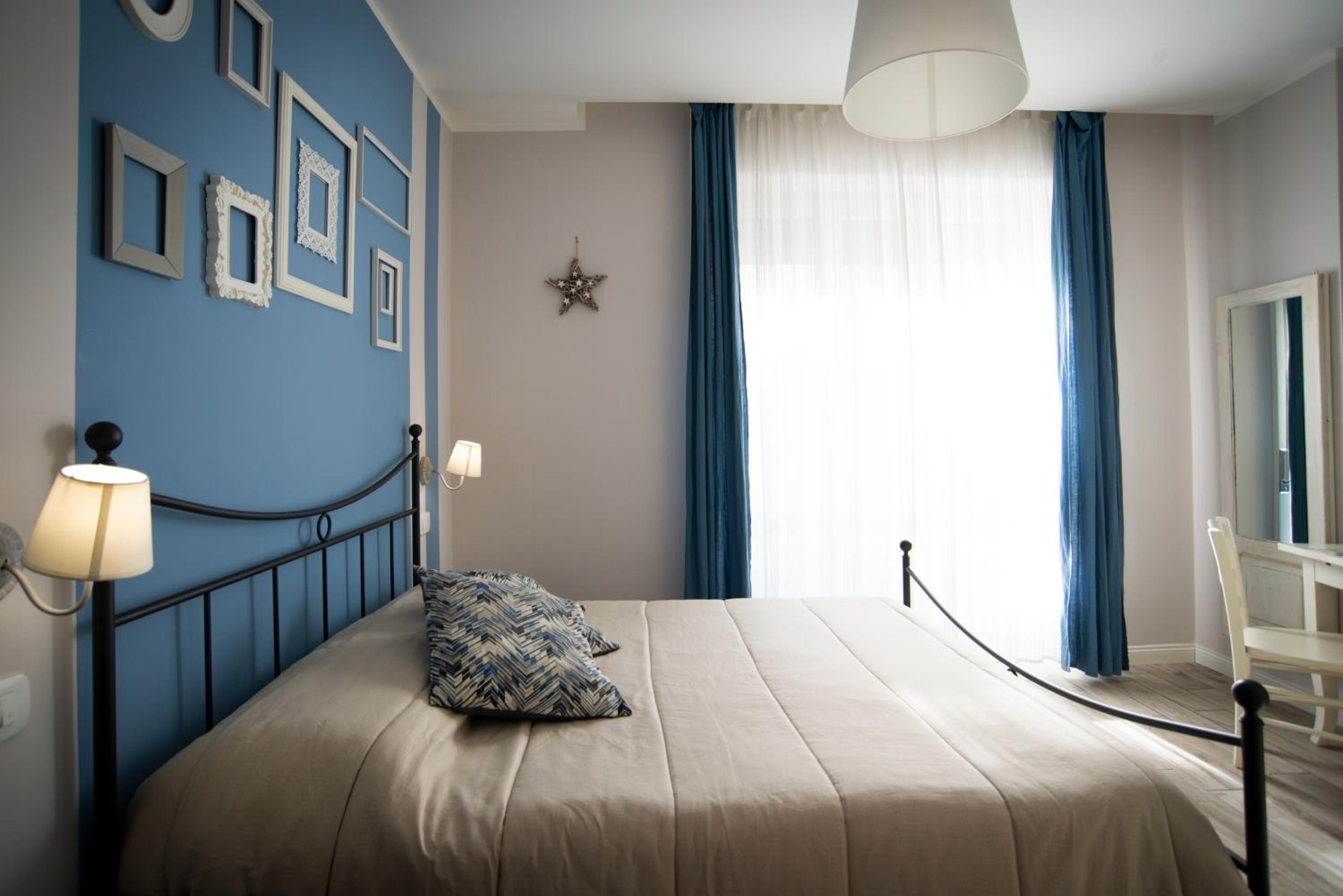 Double Room with Balcony - Photo 15