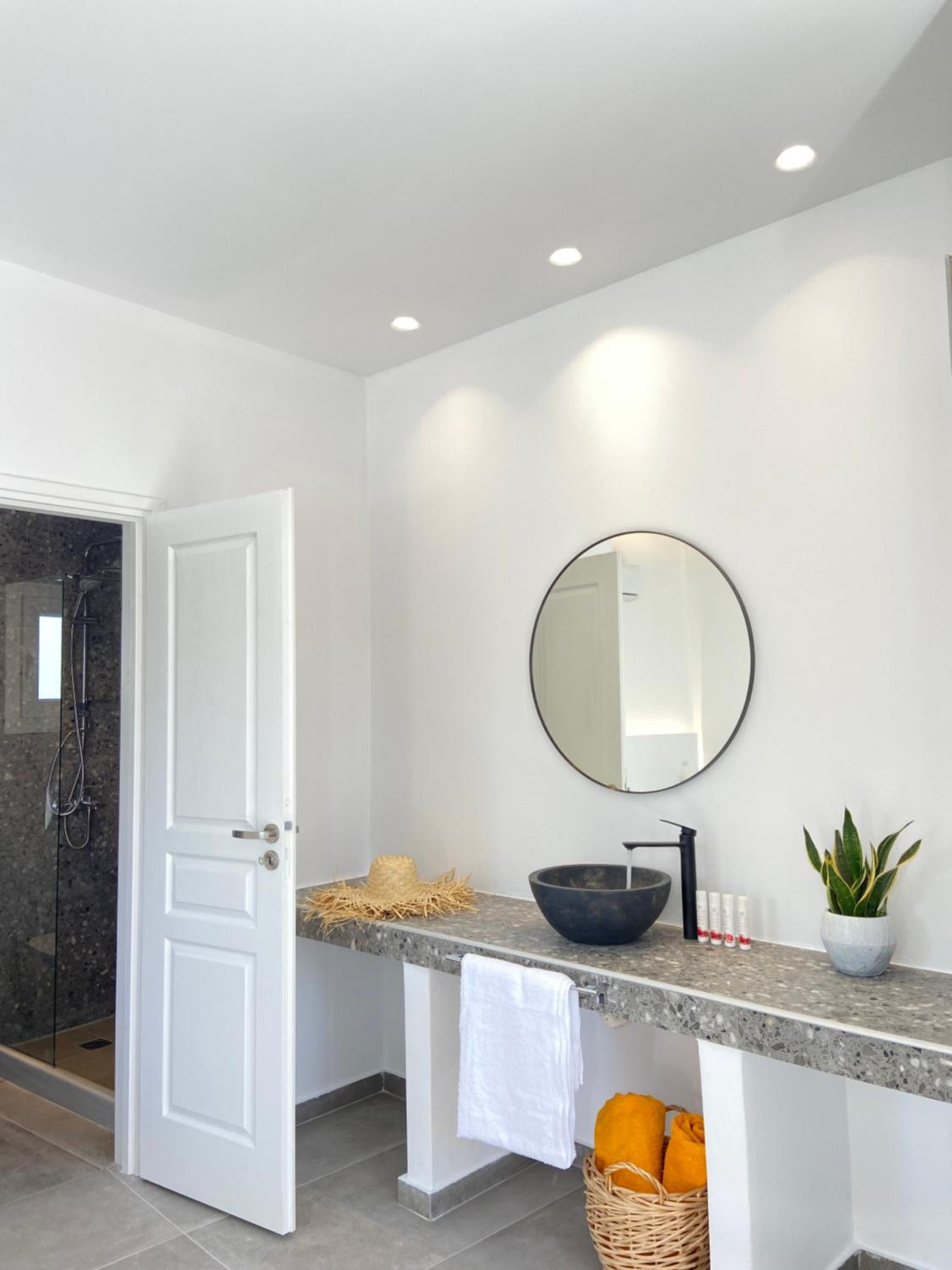 Deluxe Double or Twin Room with Pool Access photo 3
