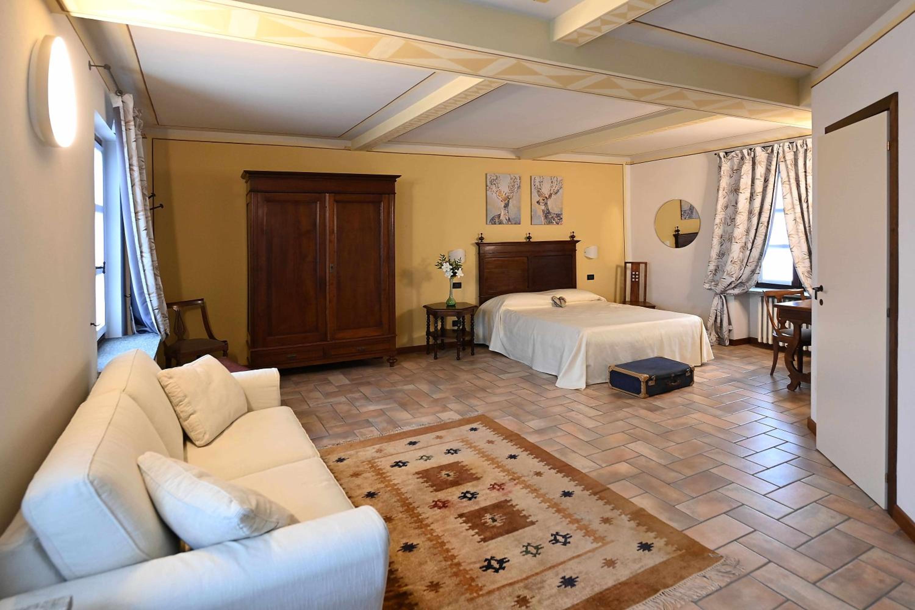 Suite - Photo 1
