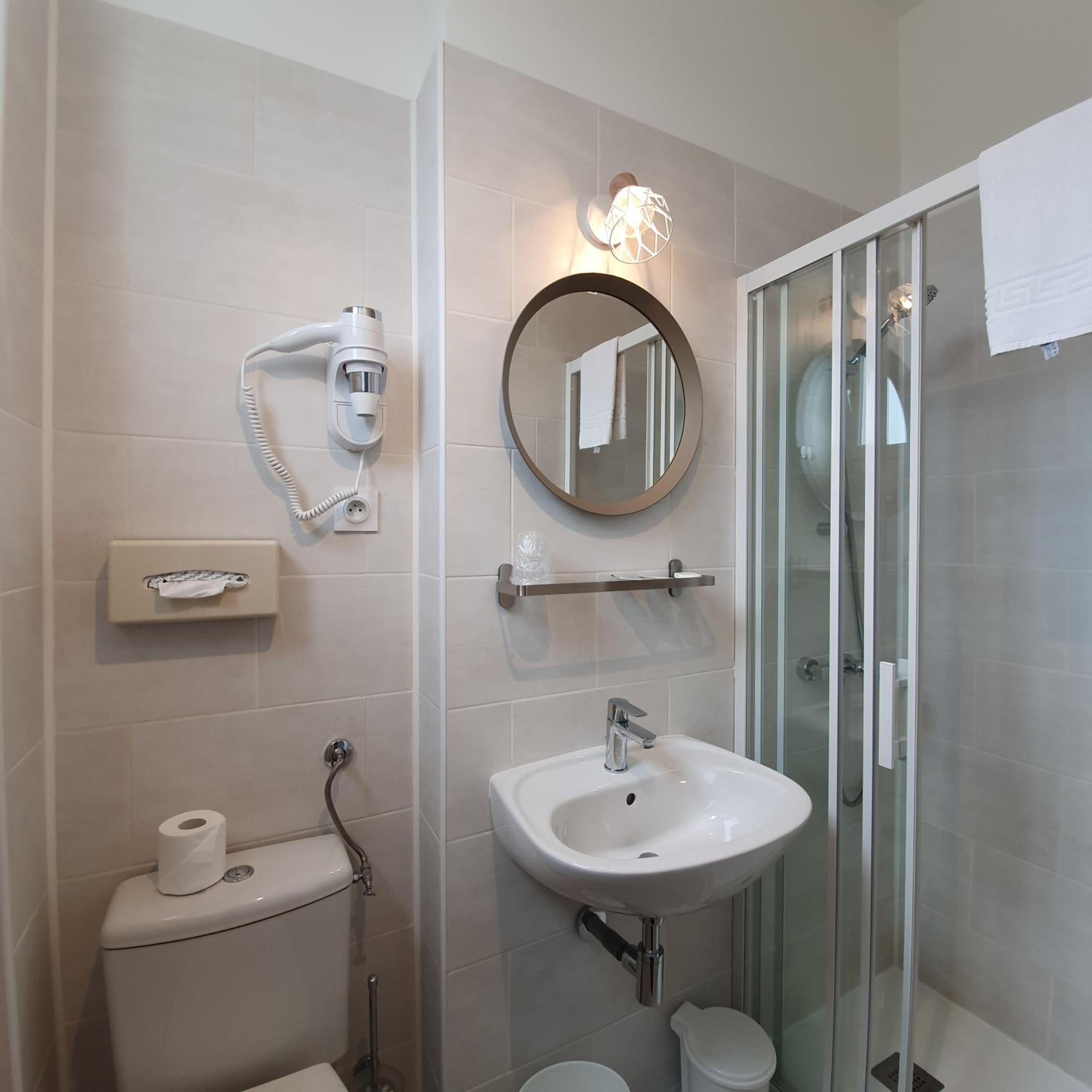 Economic Double Room - Photo 17