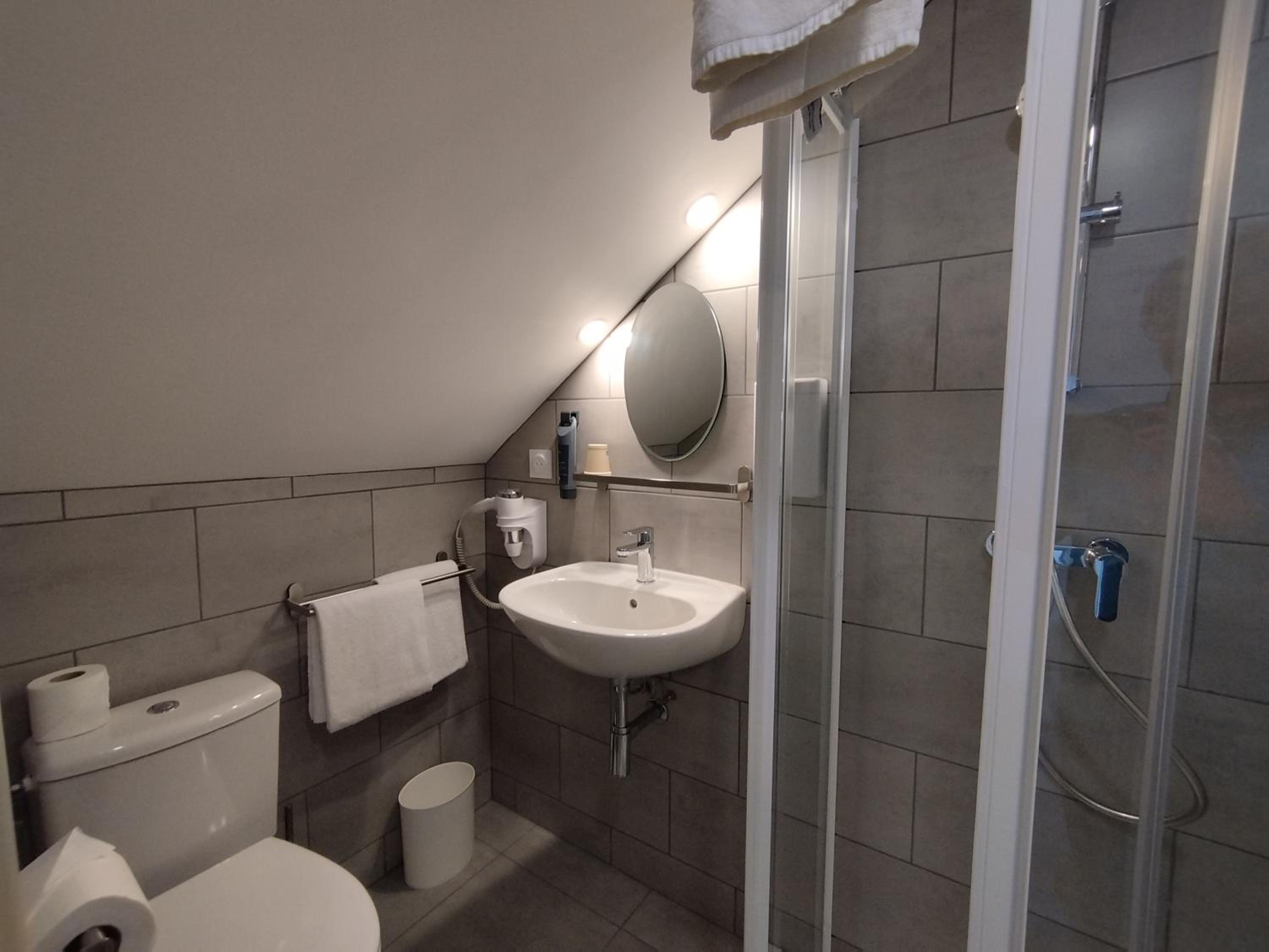 Economic Double Room - Photo 8