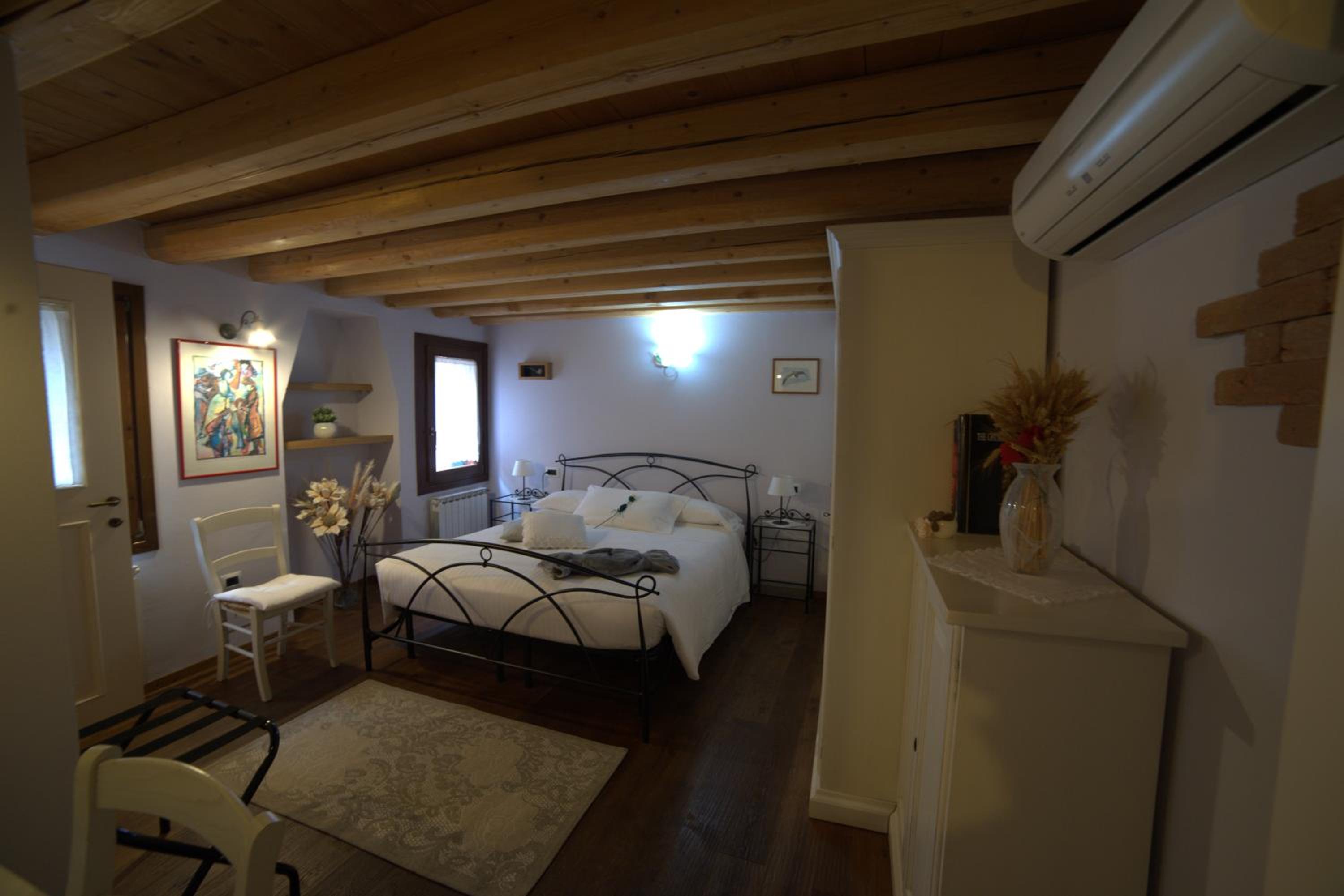 Double Room with Private Bathroom - Photo 2
