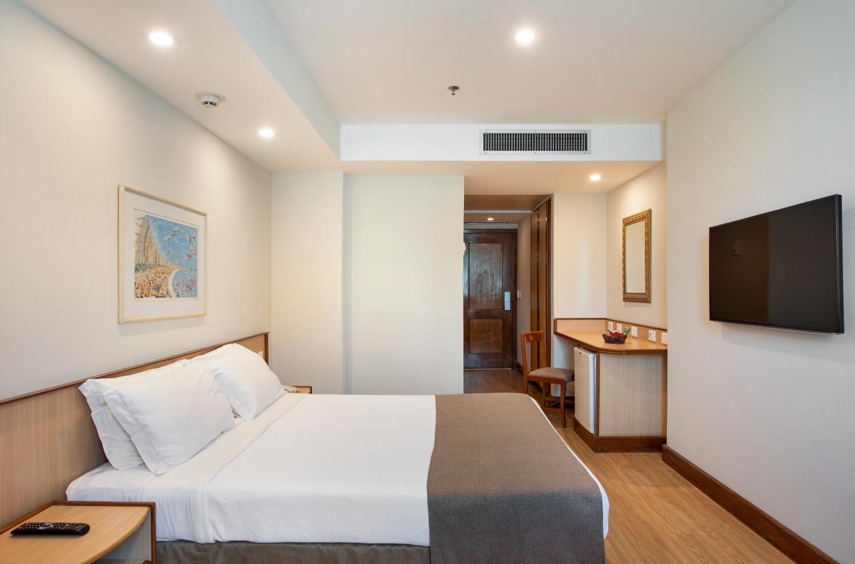 Executive Superior Room with Double Bed and City View - Photo 2