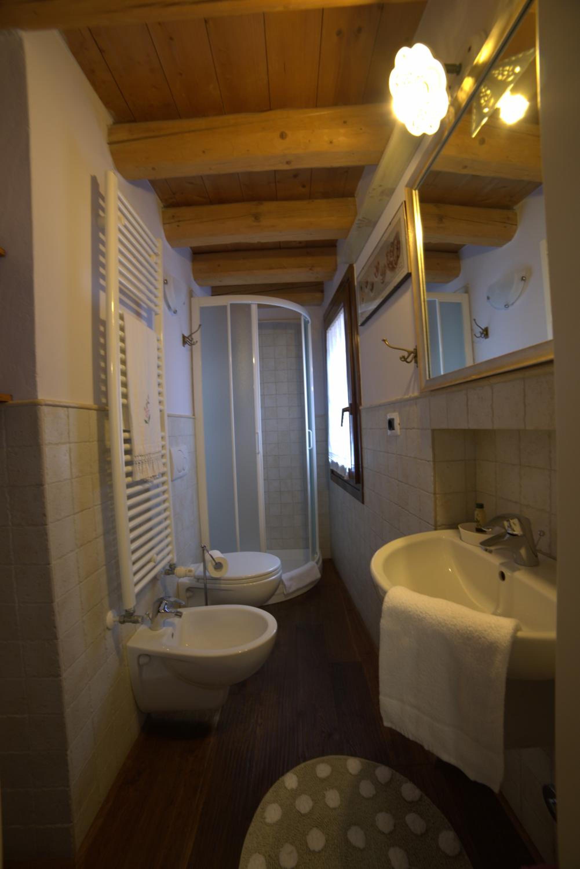 Double Room with Private Bathroom - Photo 10