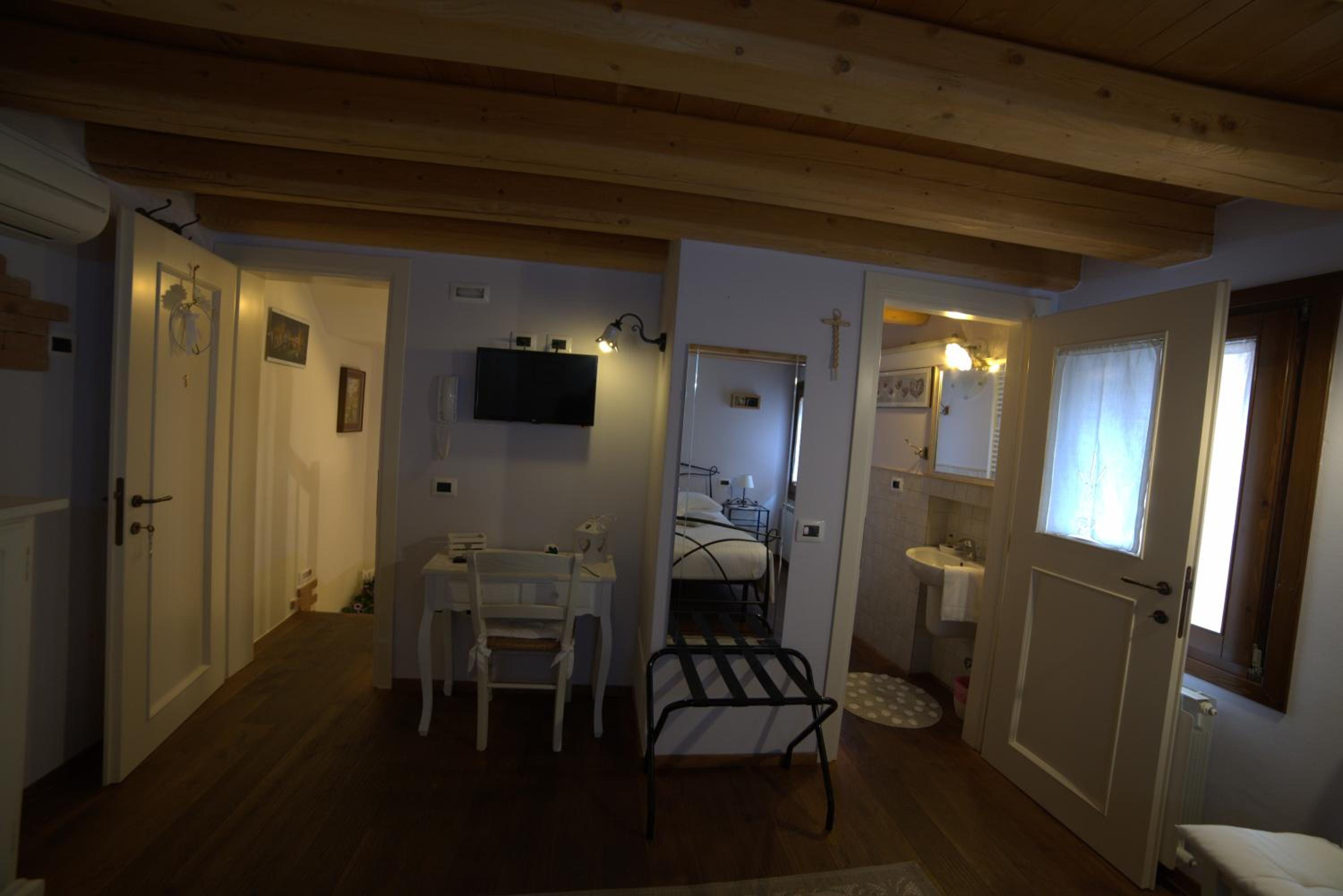 Double Room with Private Bathroom - Photo 11