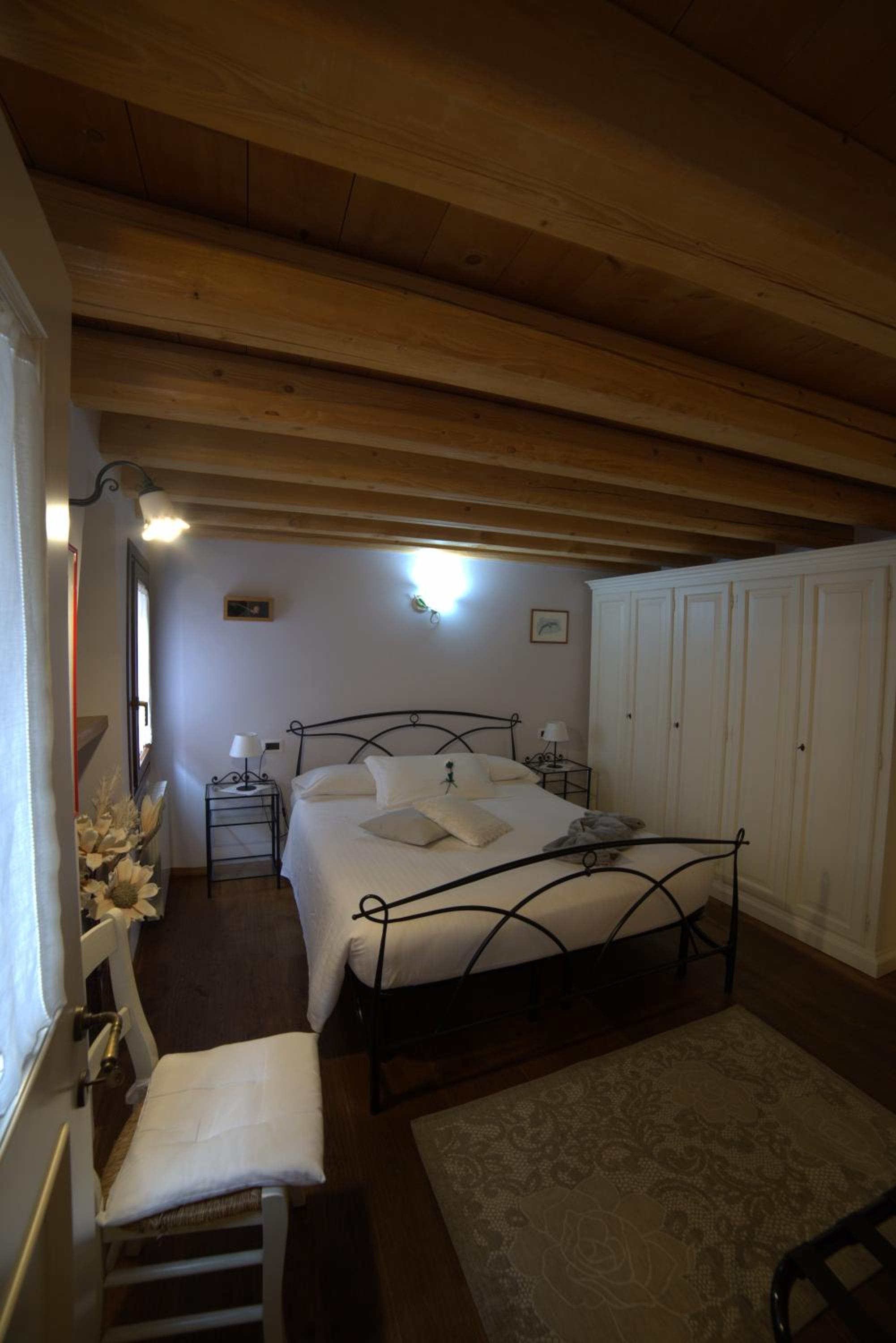 Double Room with Private Bathroom - Photo 6
