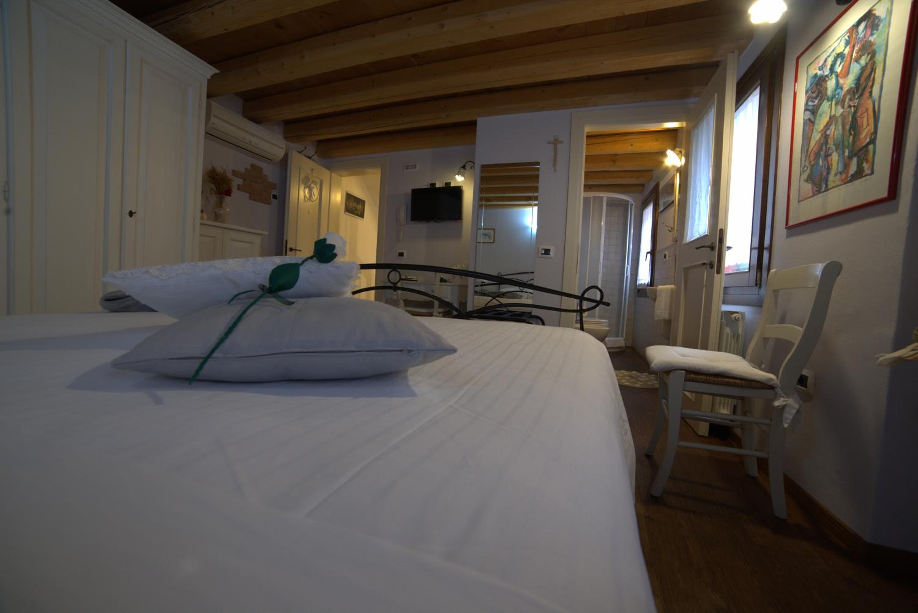 Double Room with Private Bathroom - Photo 7