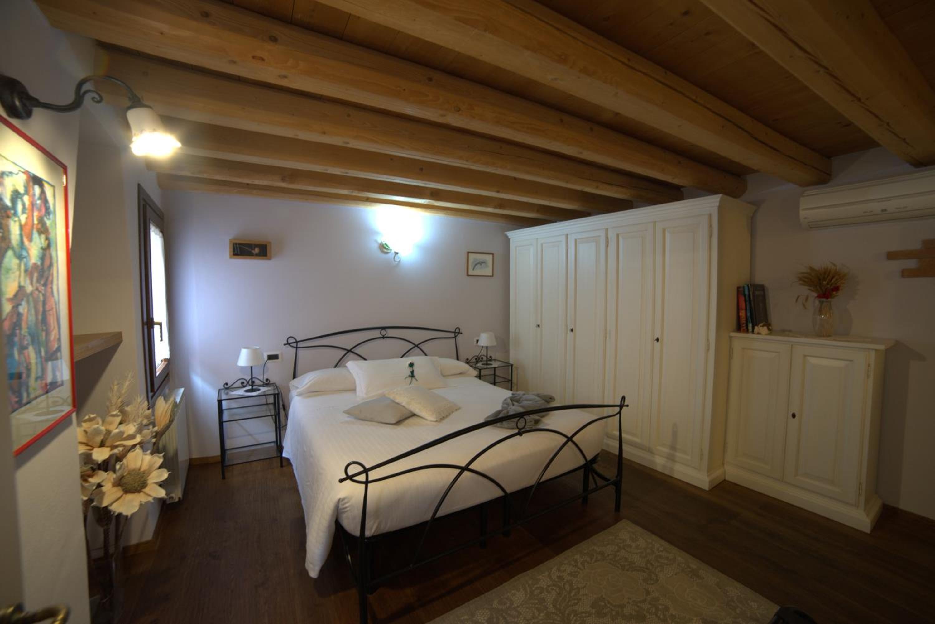 Double Room with Private Bathroom - Photo 4