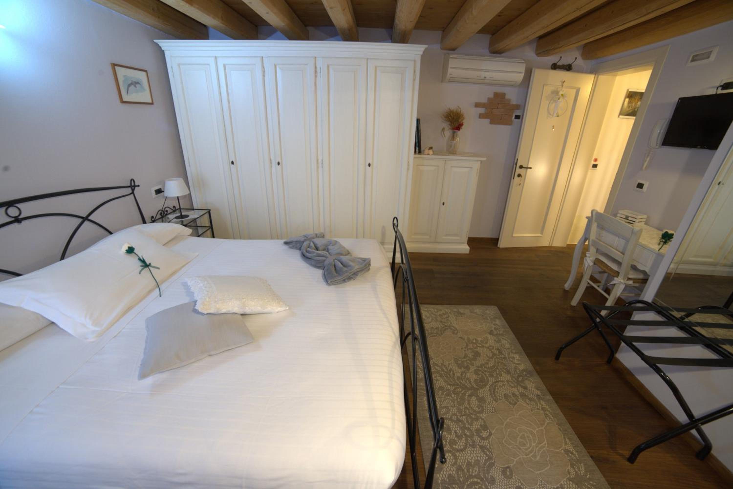 Double Room with Private Bathroom - Photo 9