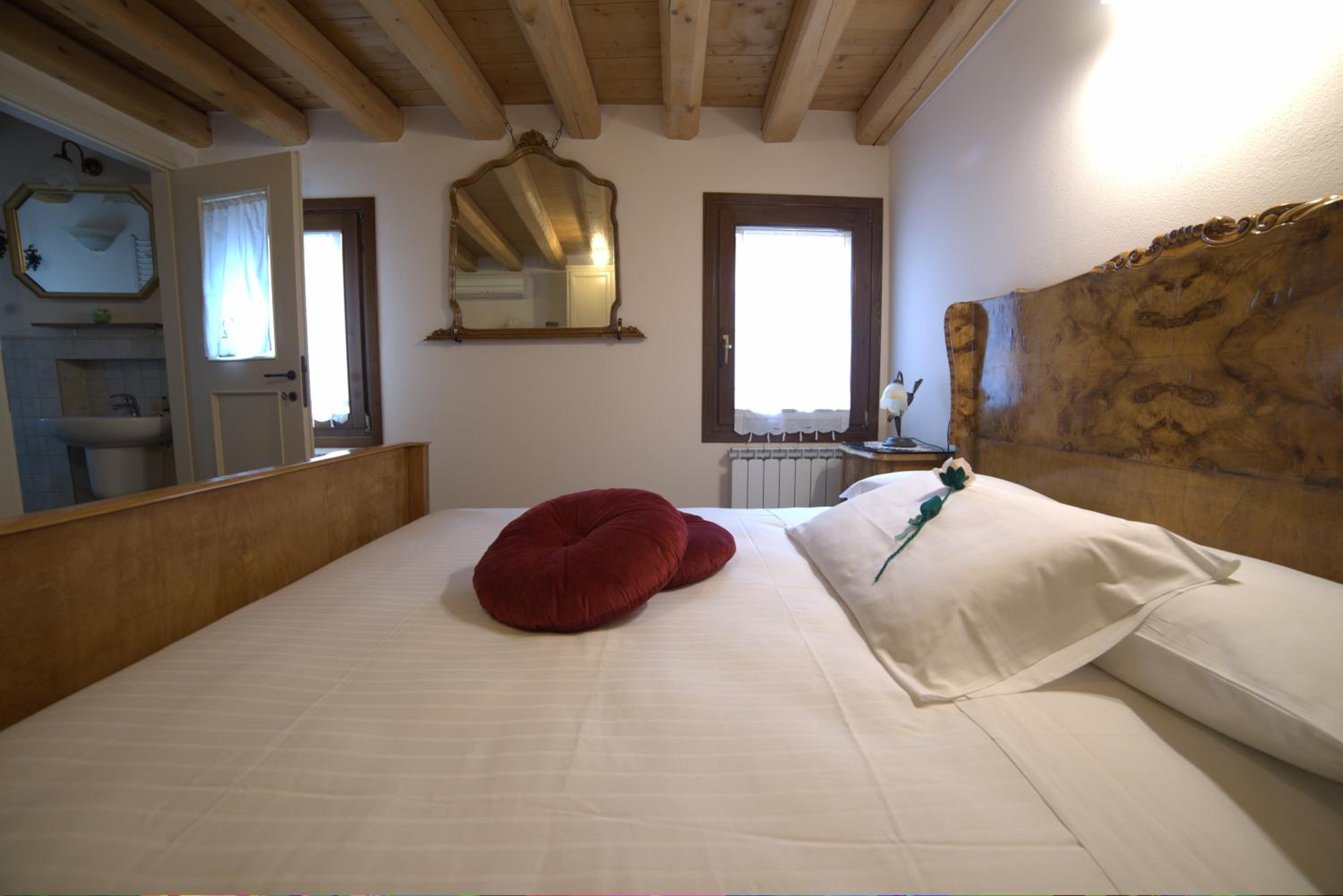 Double Room with Private Bathroom - Photo 2