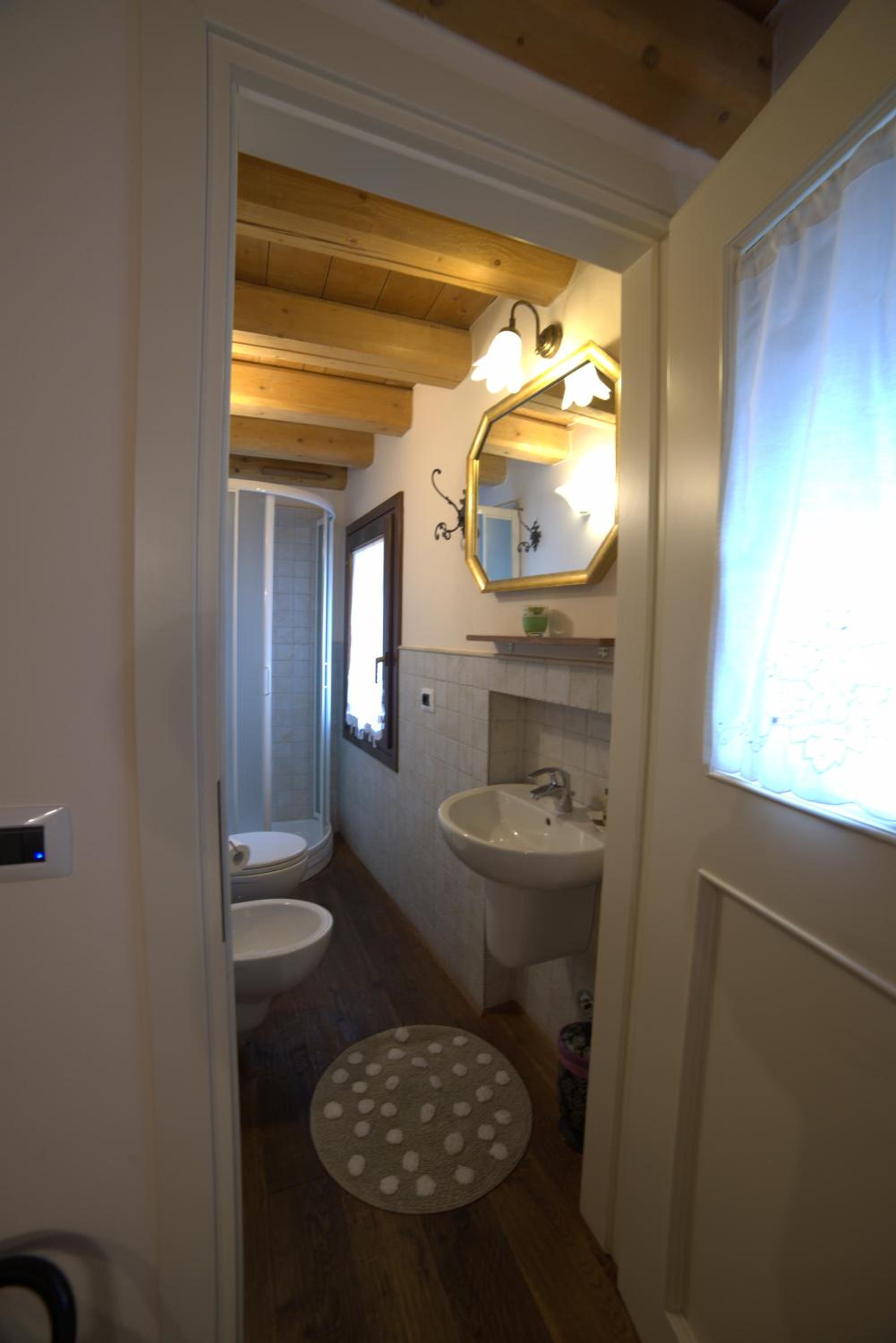 Double Room with Private Bathroom - Photo 6