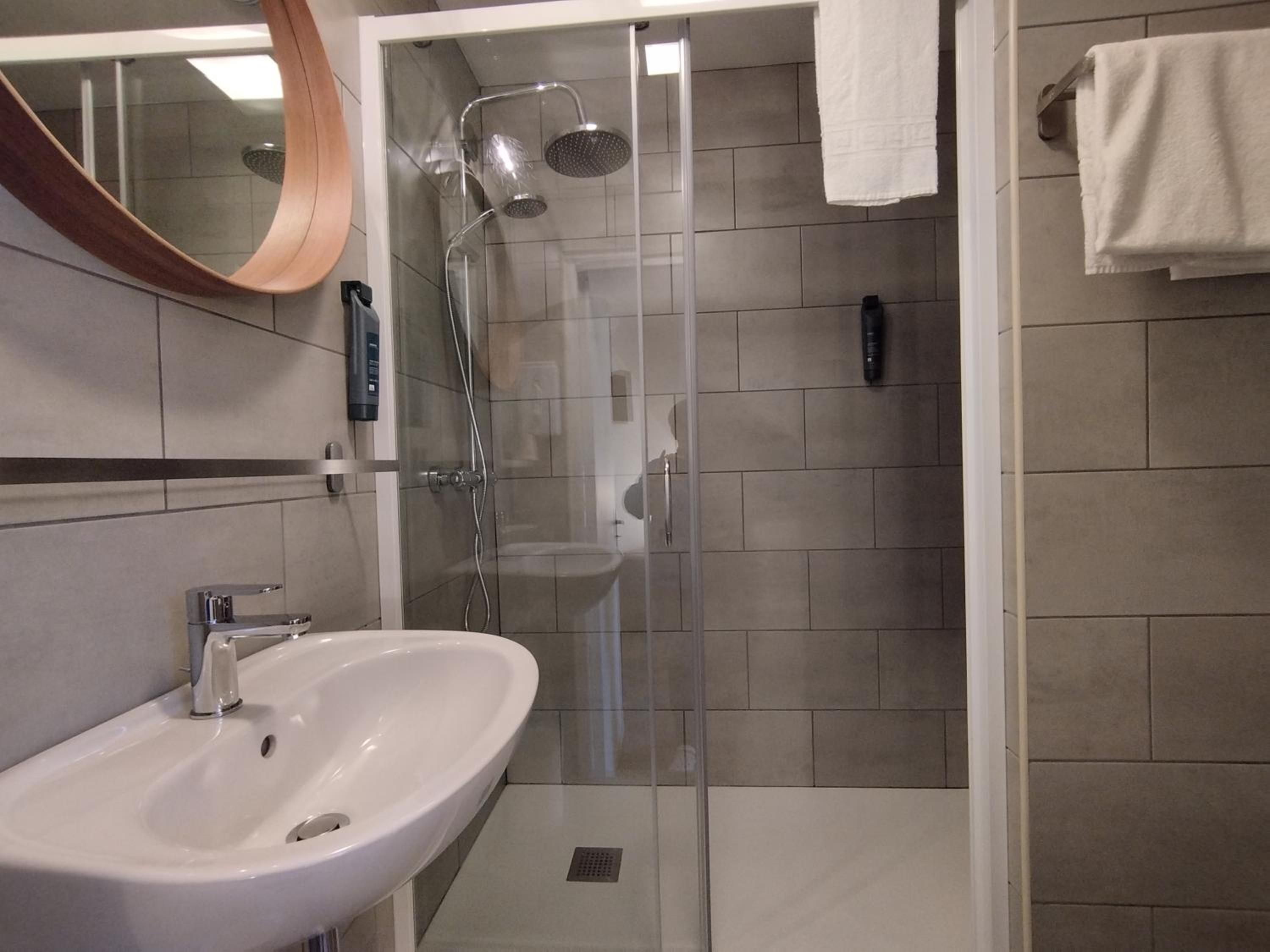 Superior Quadruple Room - Photo 12
