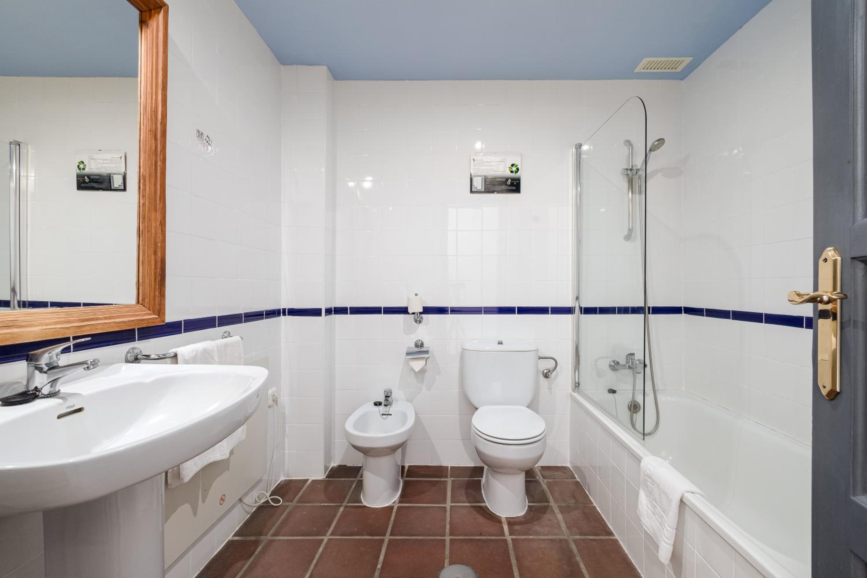 Double or Twin Room - Photo 3