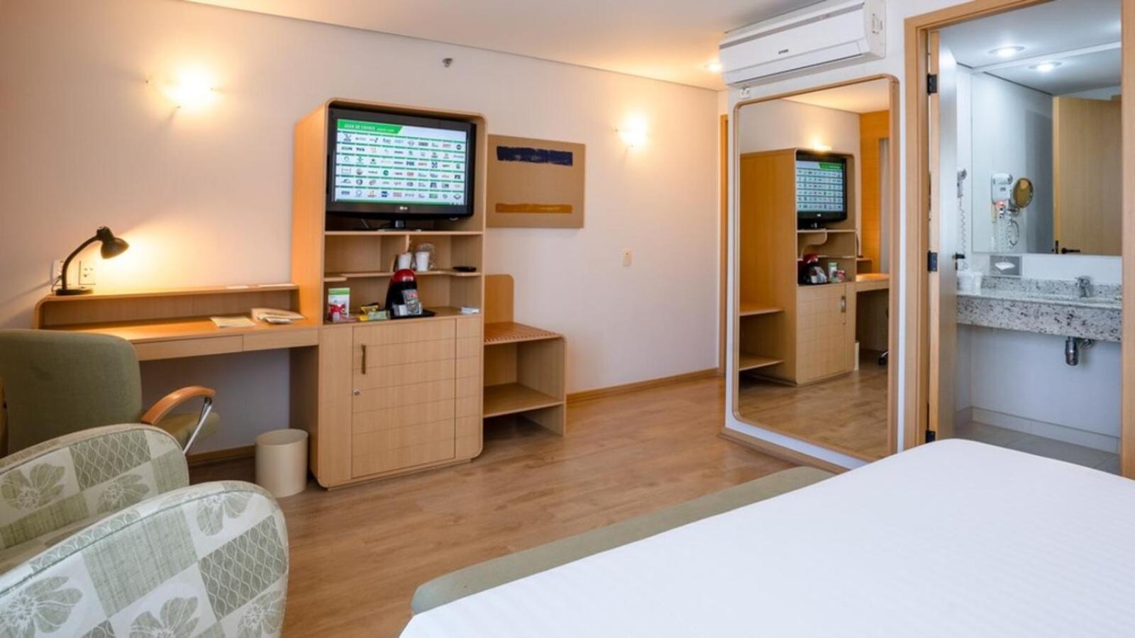 Standard King Room - High Floor photo 1