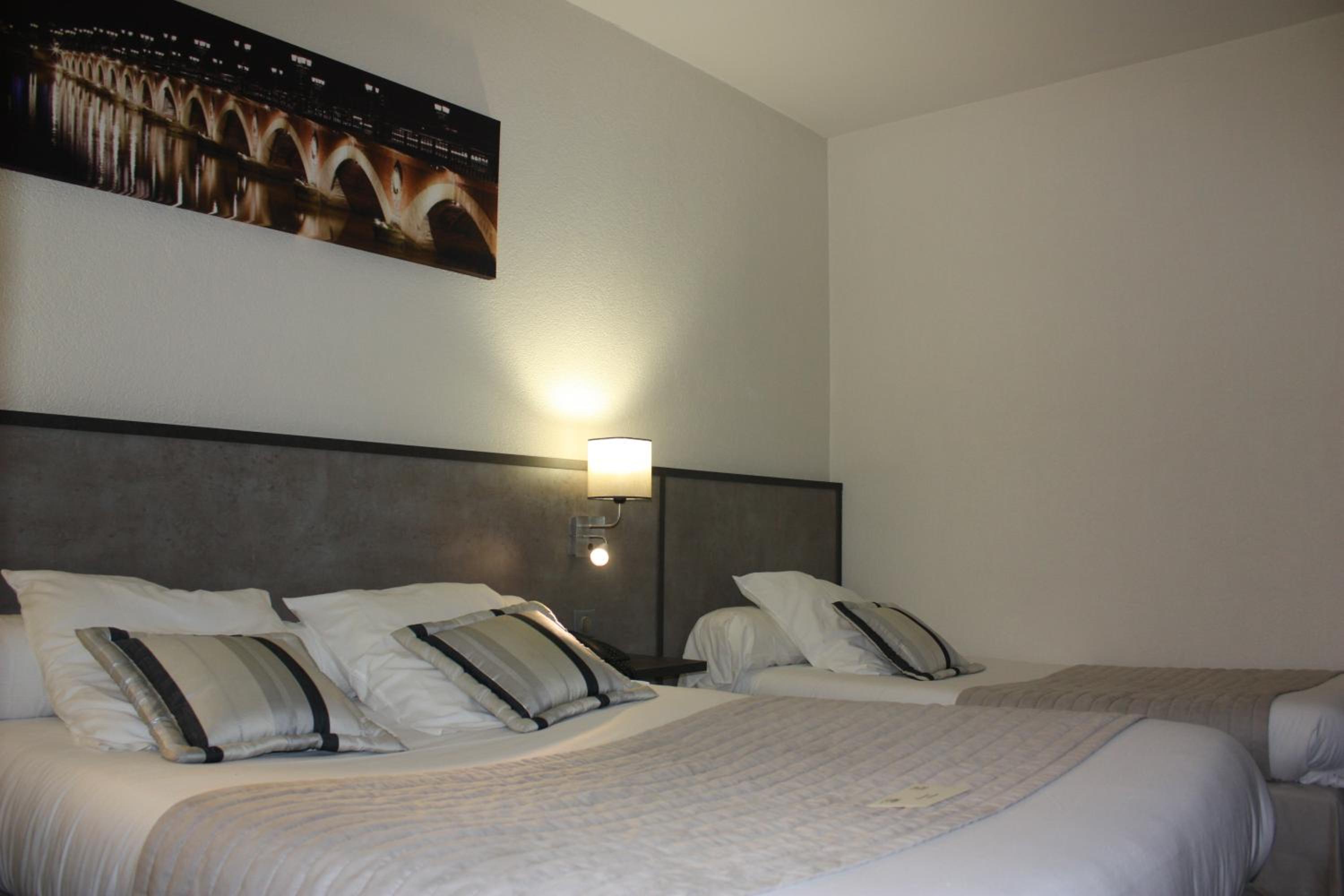 Triple Room with La Place d'Armes View photo 3
