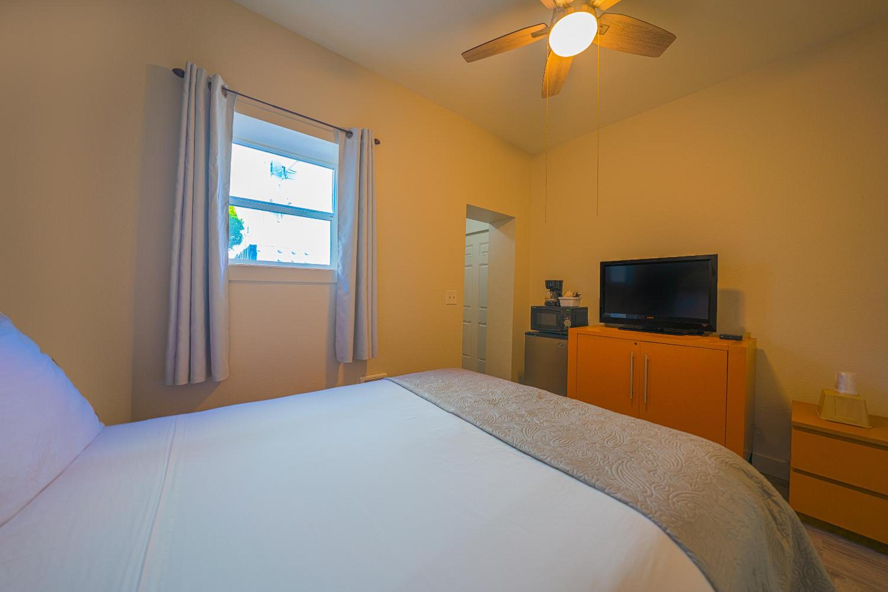 Queen Bed - Photo 4
