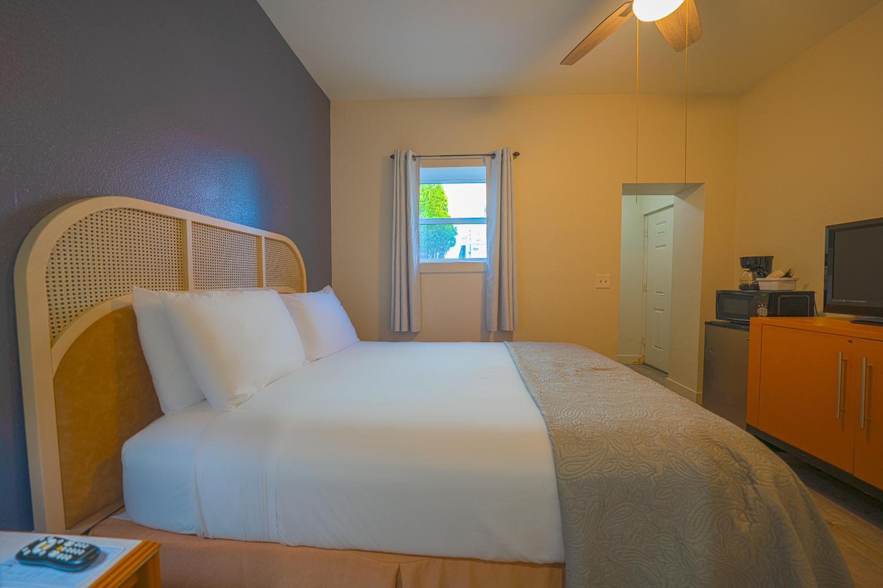 Queen Bed - Photo 2