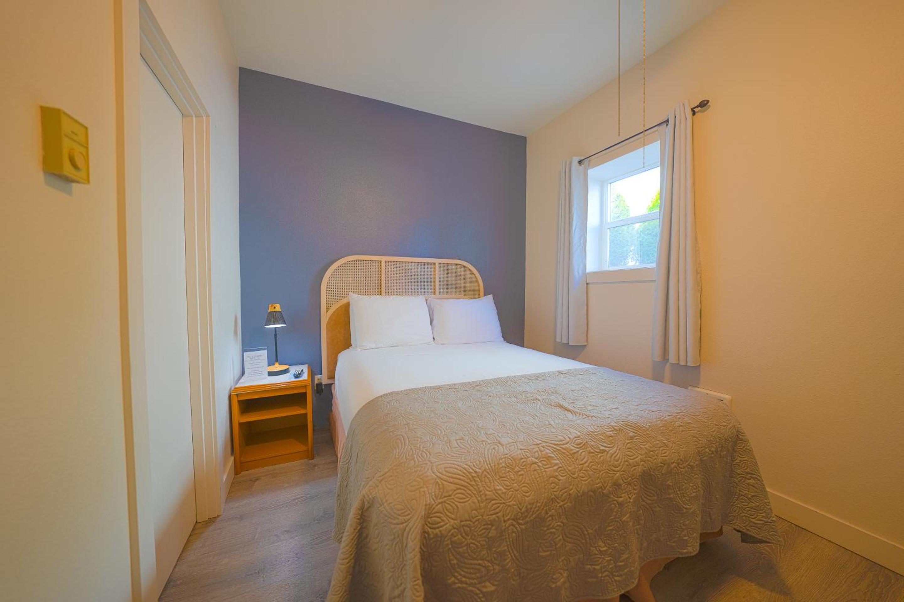Queen Bed - Photo 9