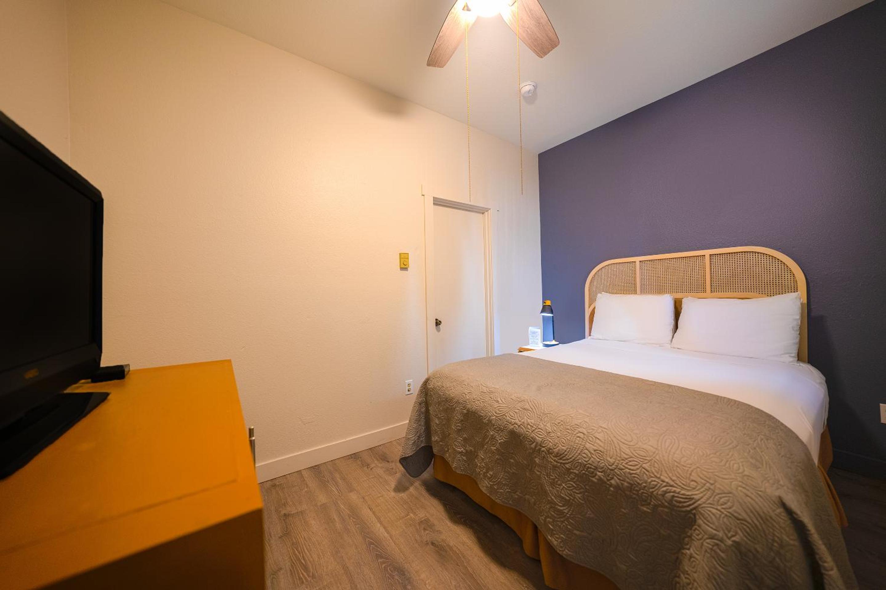 Queen Bed - Photo 1