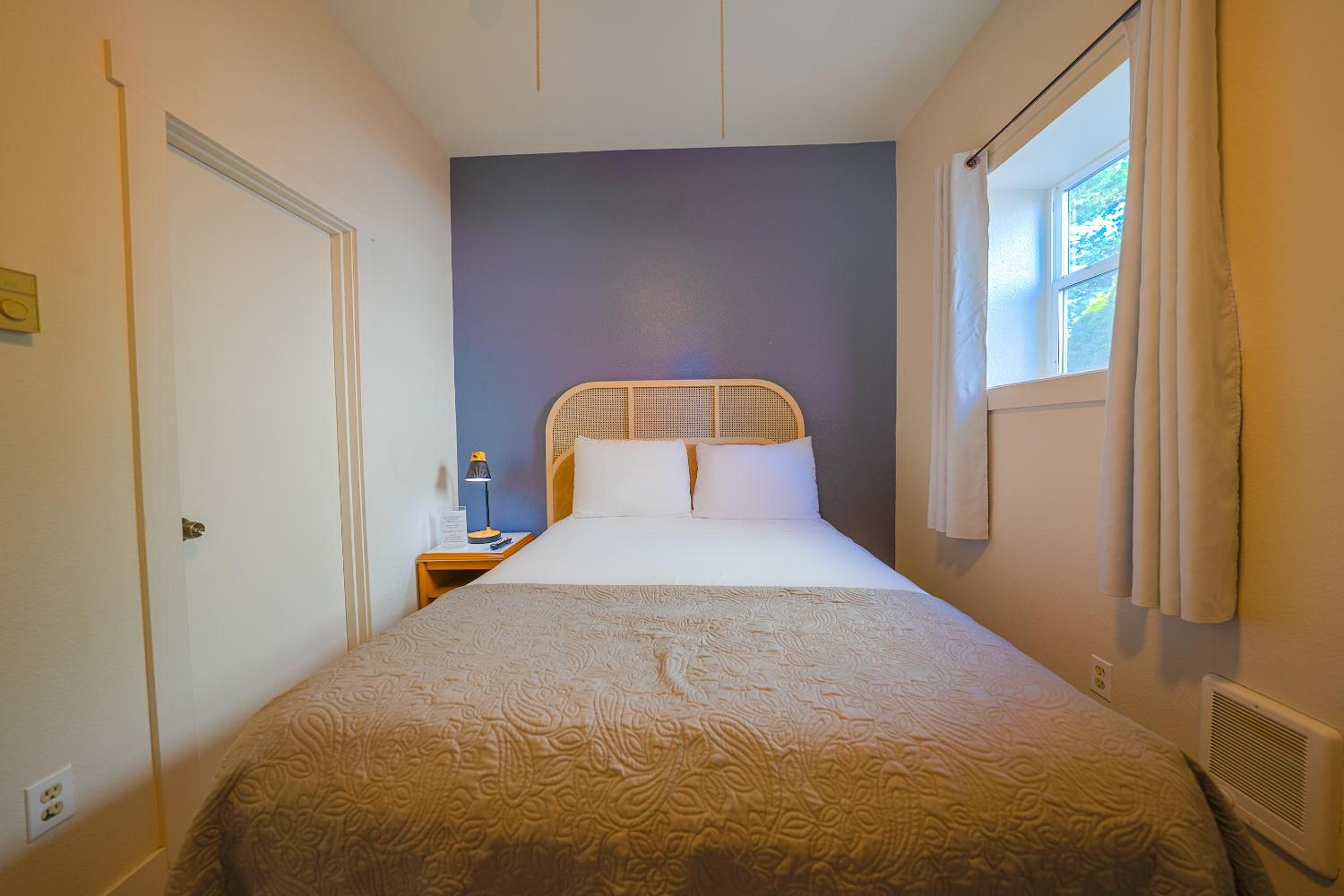 Queen Bed - Photo 10