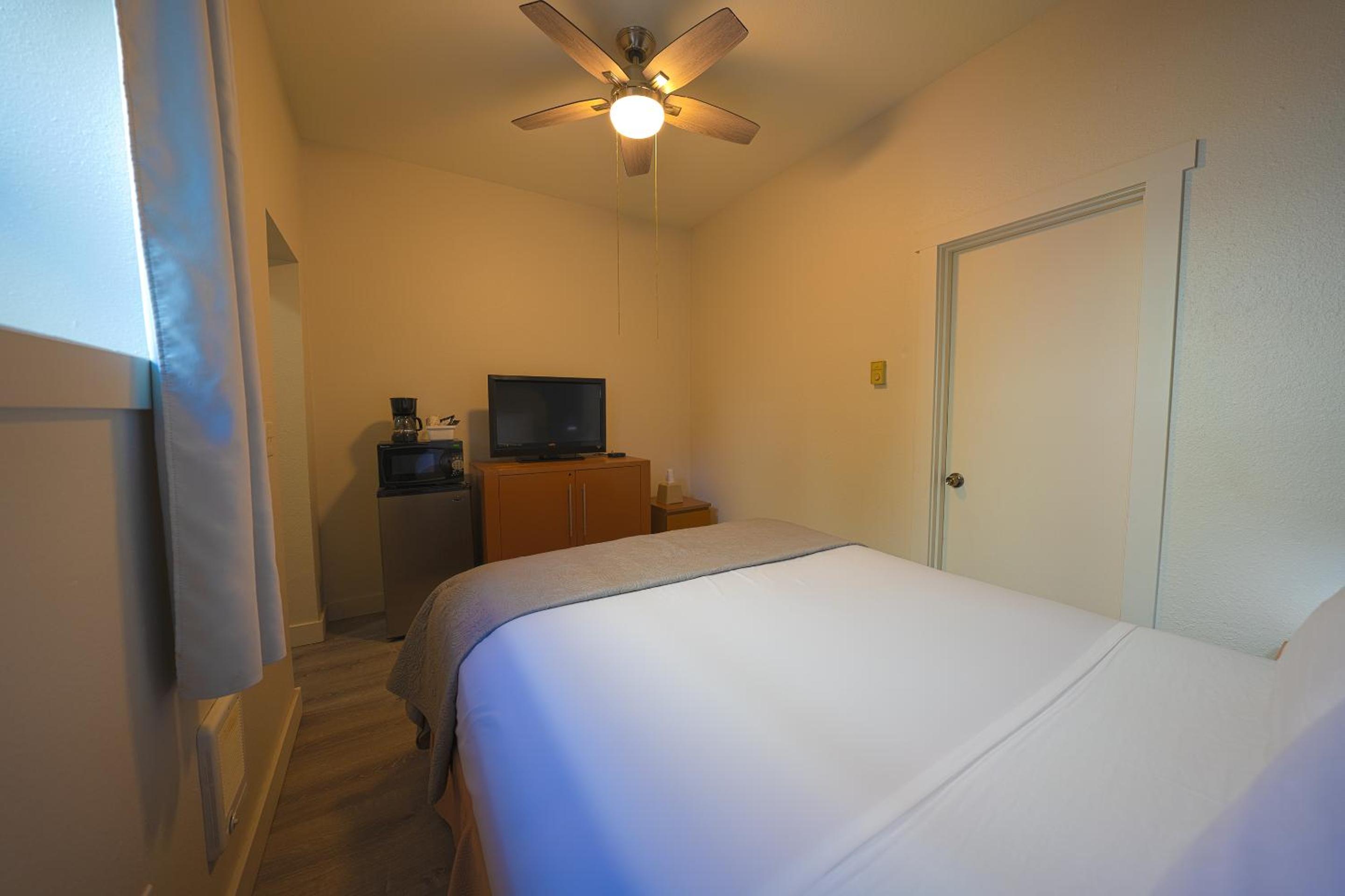 Queen Bed - Photo 11