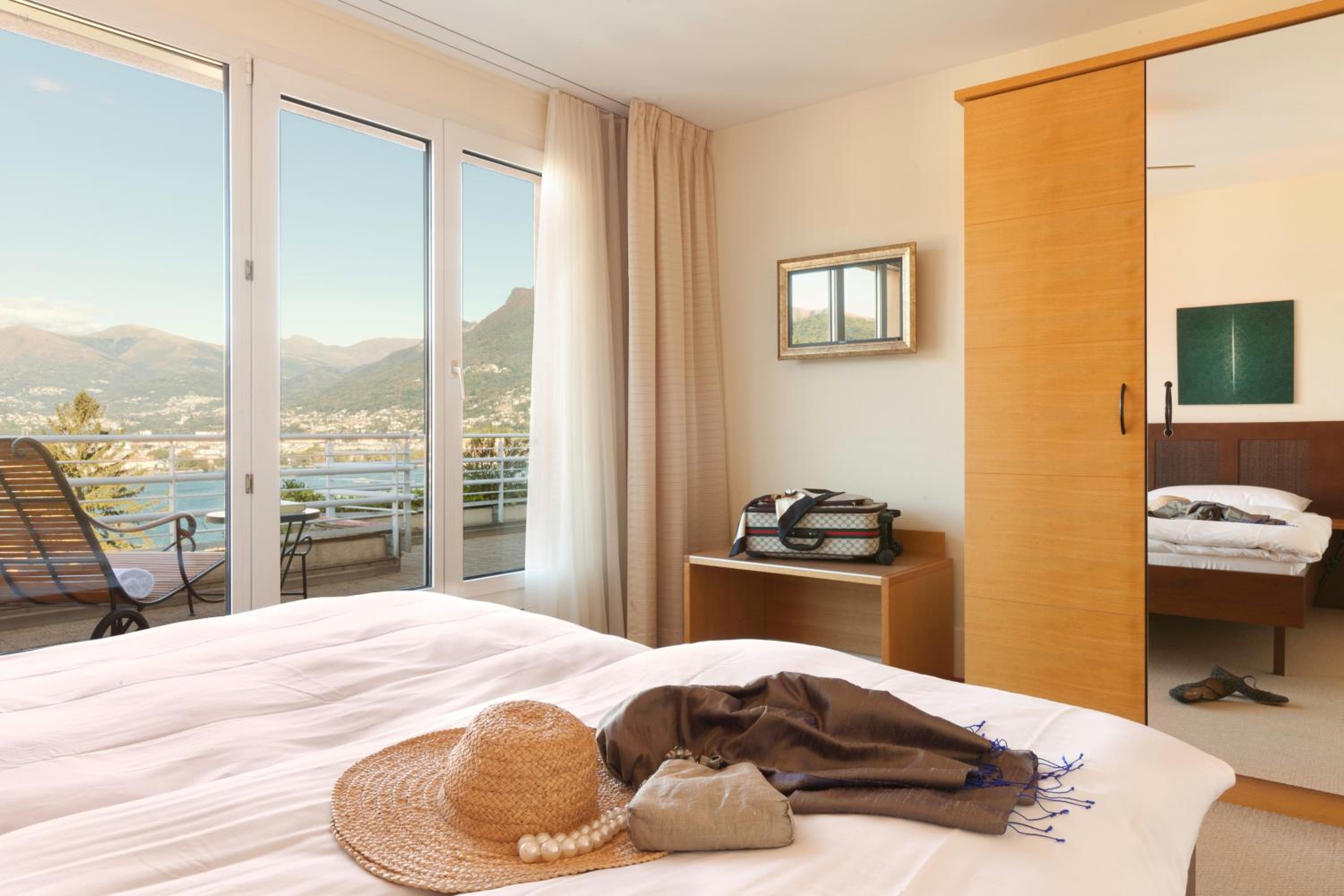 Penthouse Suite with Lake View - Photo 4