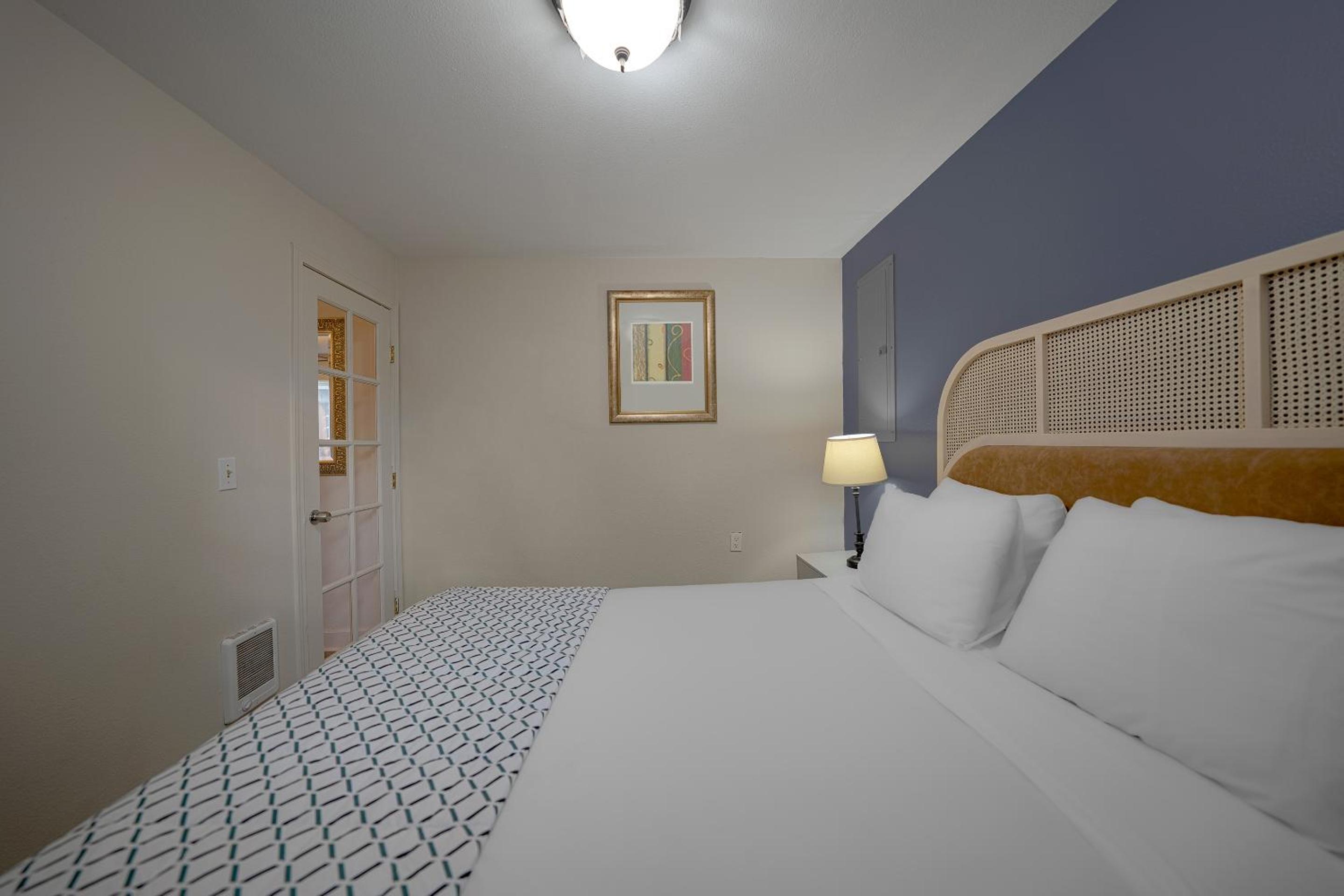 2 Bedroom Suite - Photo 18