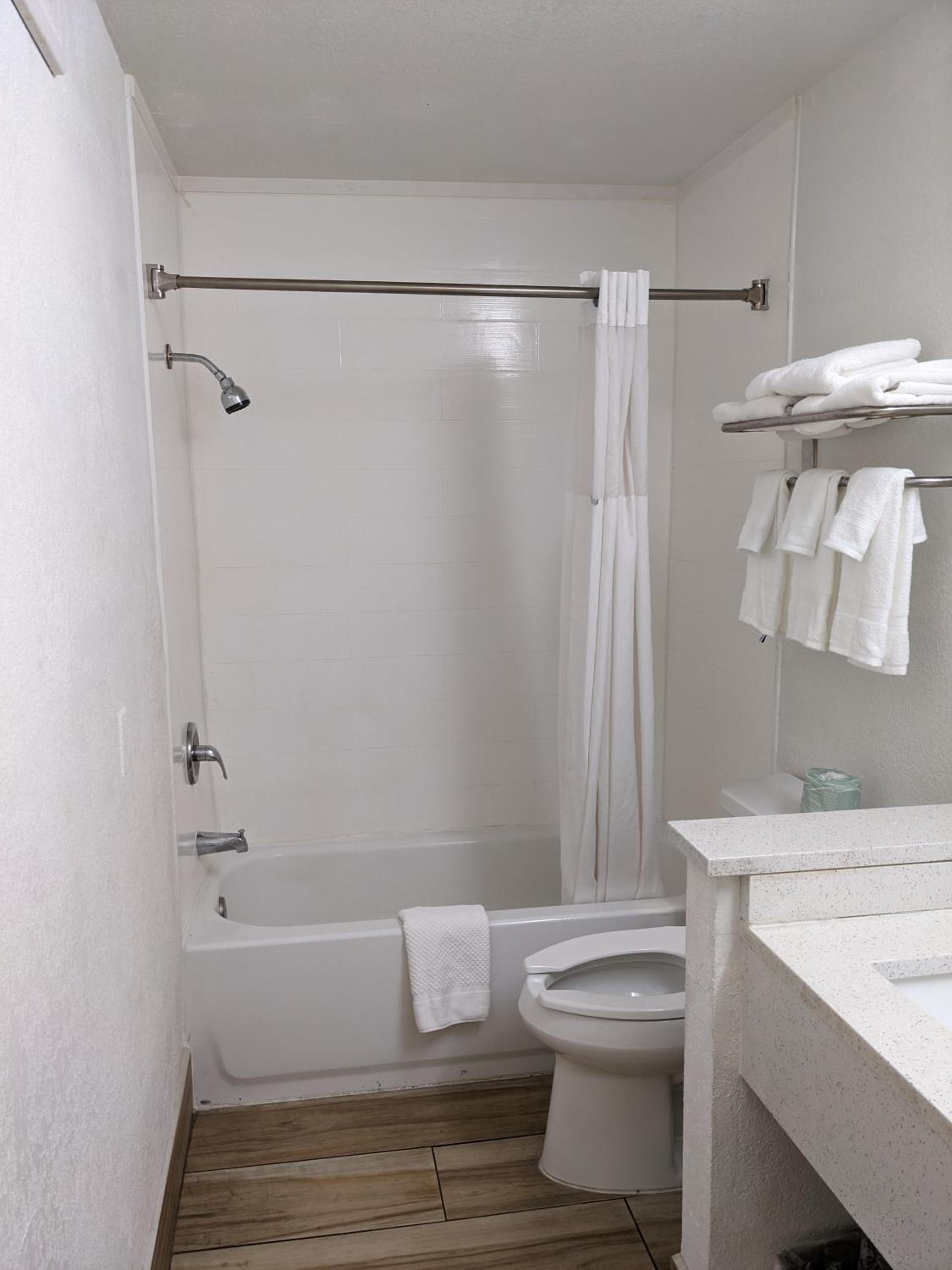 Deluxe Queen Room with Two Queen Beds - Non-Smoking - Photo 15