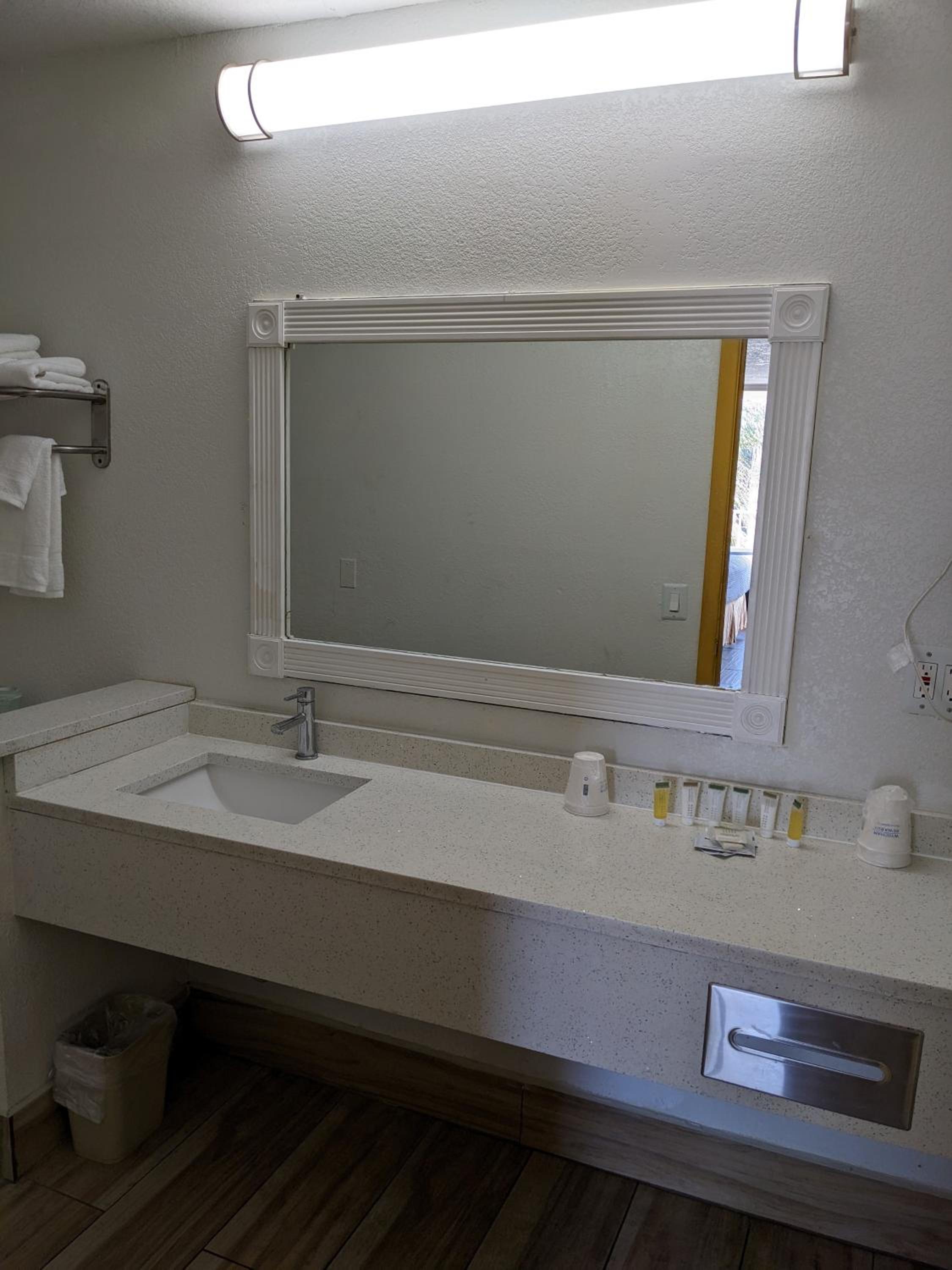 Deluxe Queen Room with Two Queen Beds - Non-Smoking - Photo 12