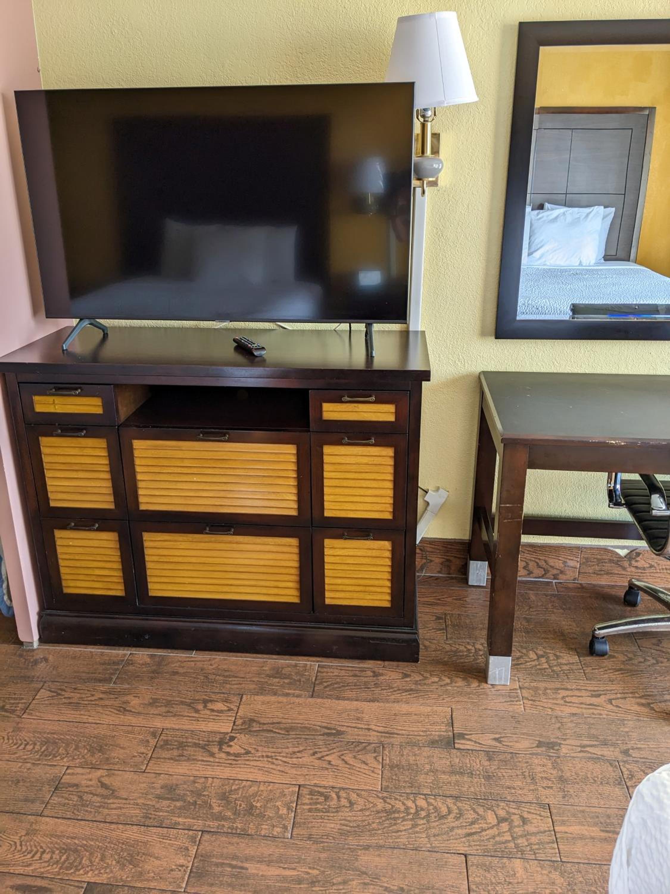 Deluxe Queen Room with Two Queen Beds - Non-Smoking - Photo 11