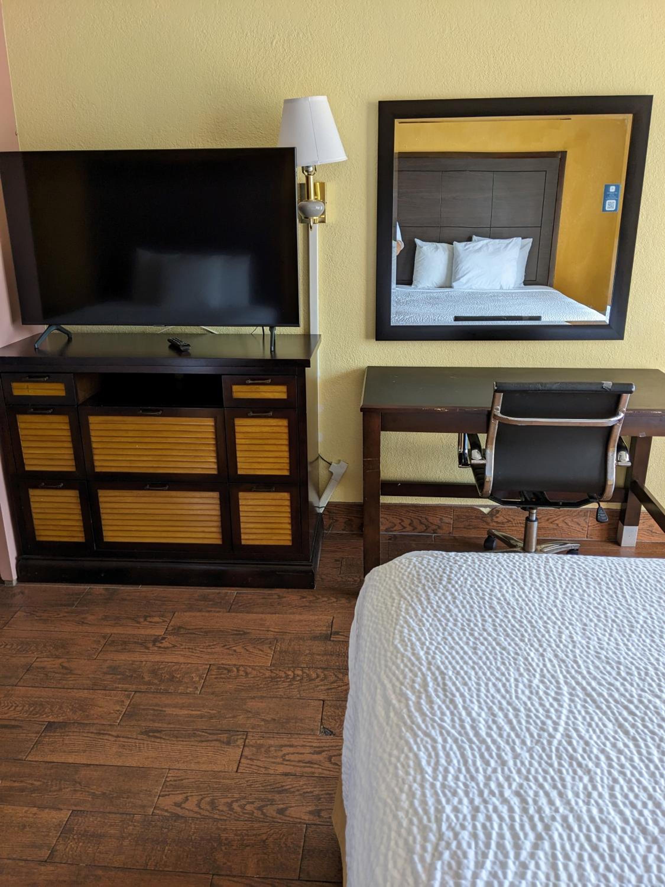 Deluxe Queen Room with Two Queen Beds - Non-Smoking - Photo 3