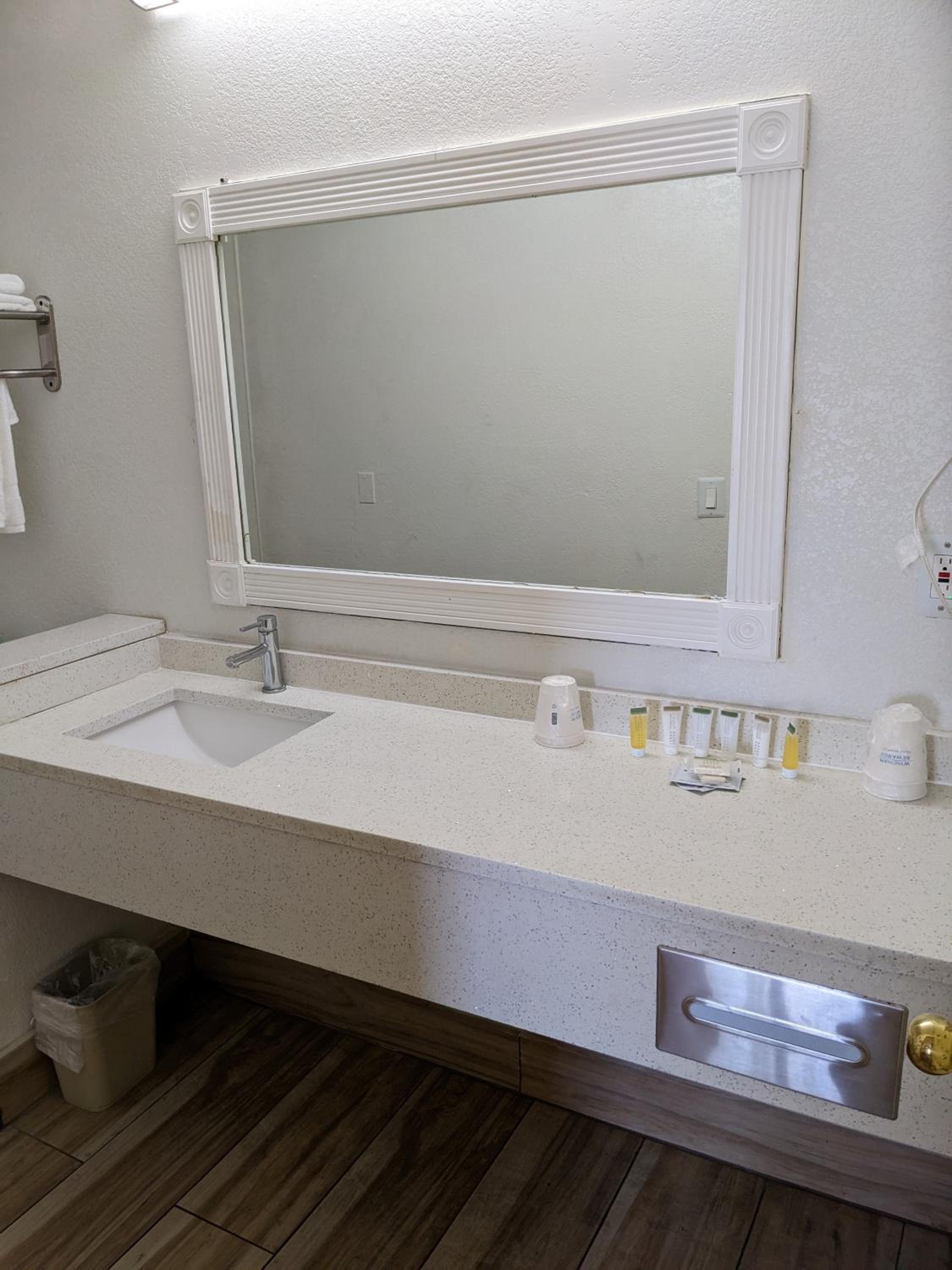 Deluxe Queen Room with Two Queen Beds - Non-Smoking - Photo 10