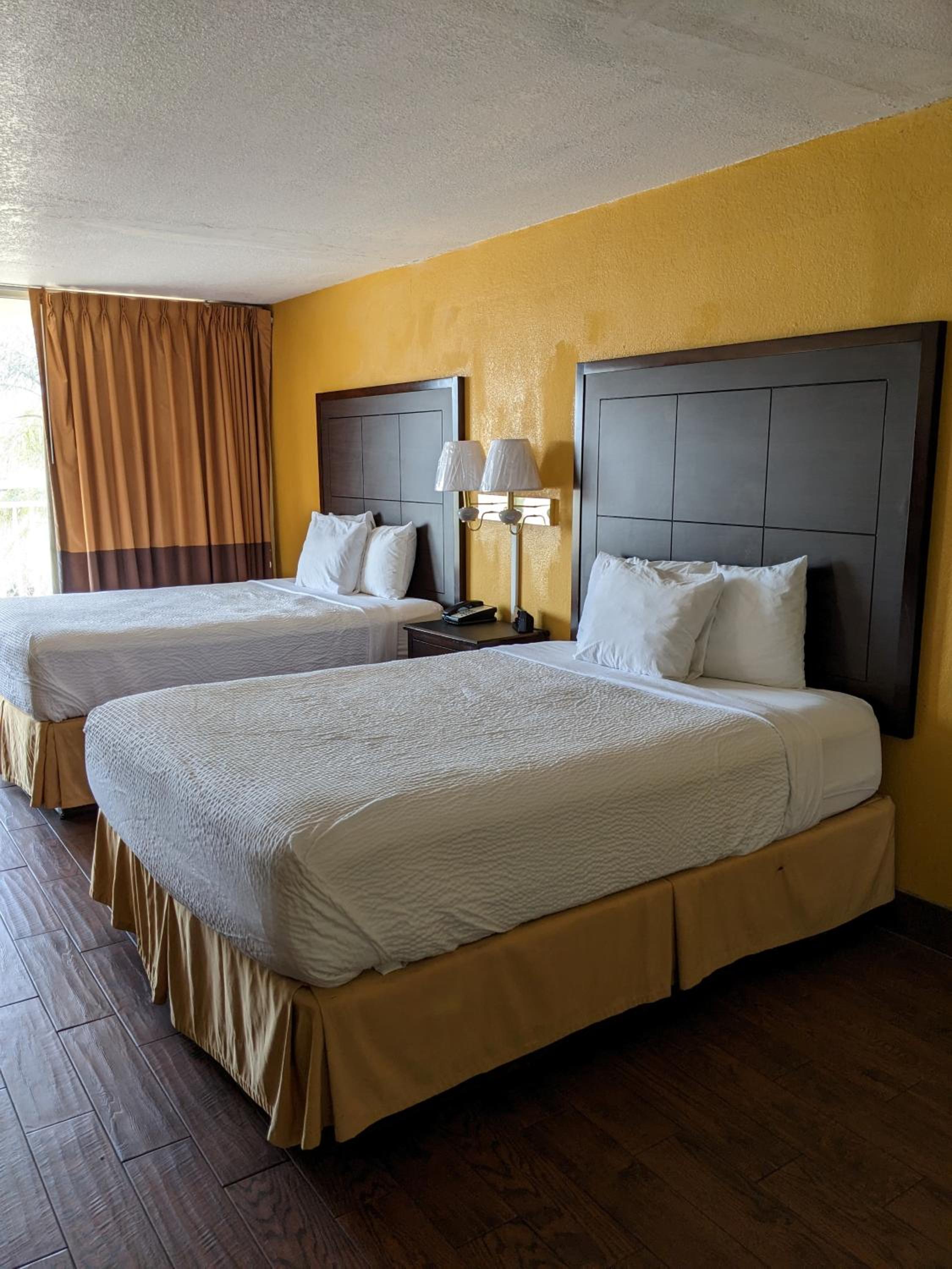 Deluxe Queen Room with Two Queen Beds - Non-Smoking - Photo 9