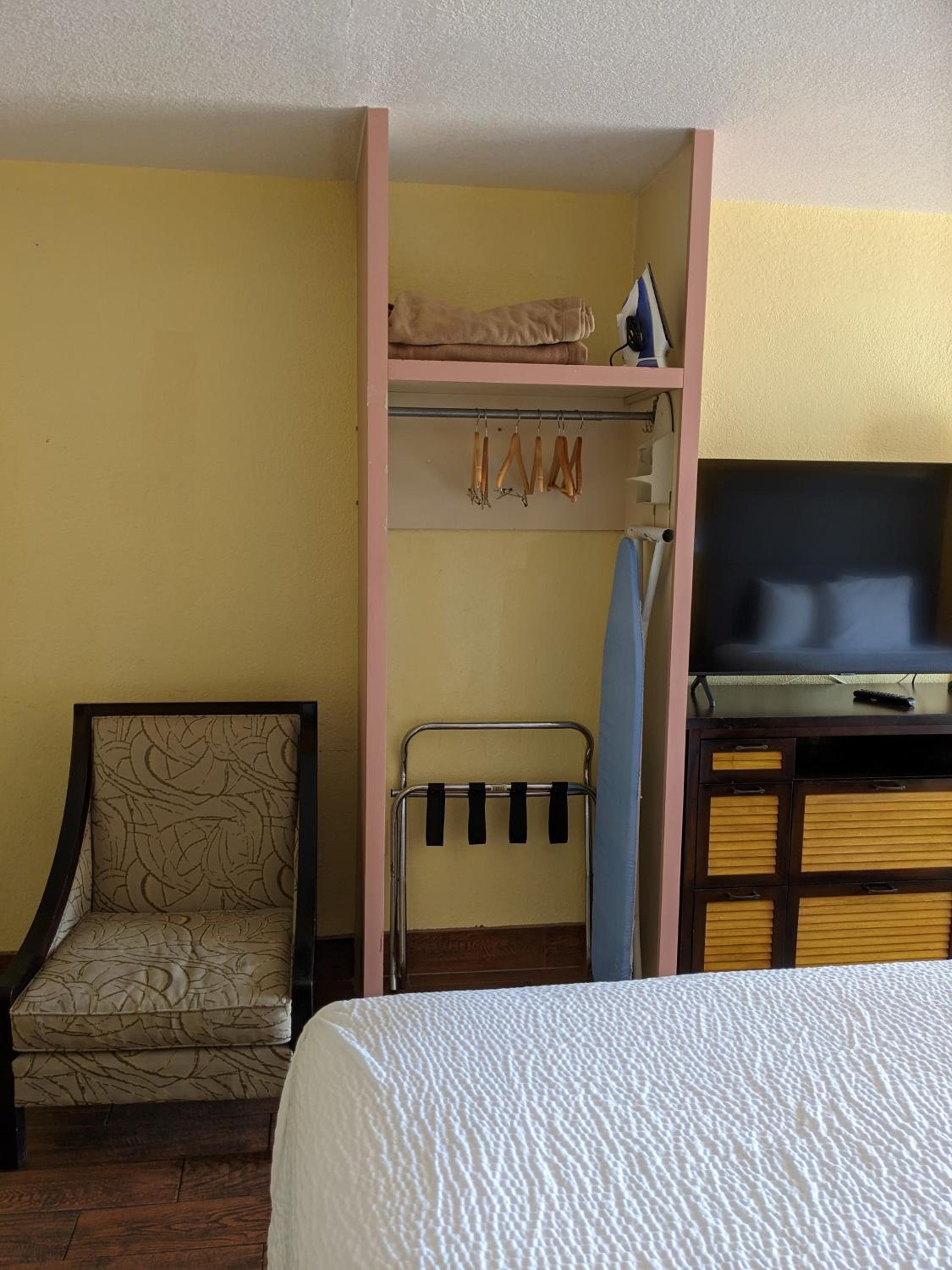 Deluxe Queen Room with Two Queen Beds - Non-Smoking - Photo 8