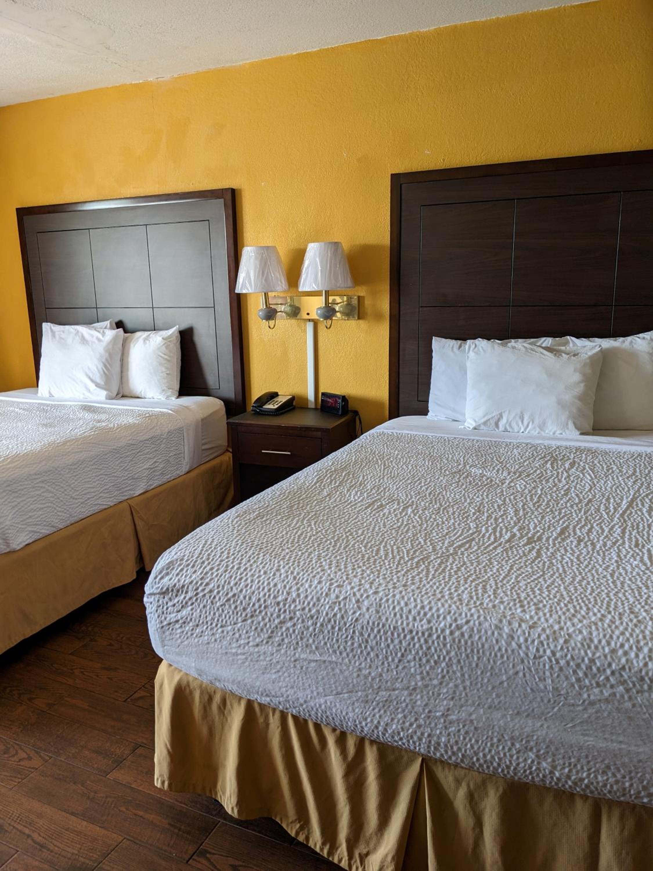 Deluxe Queen Room with Two Queen Beds - Non-Smoking - Photo 7