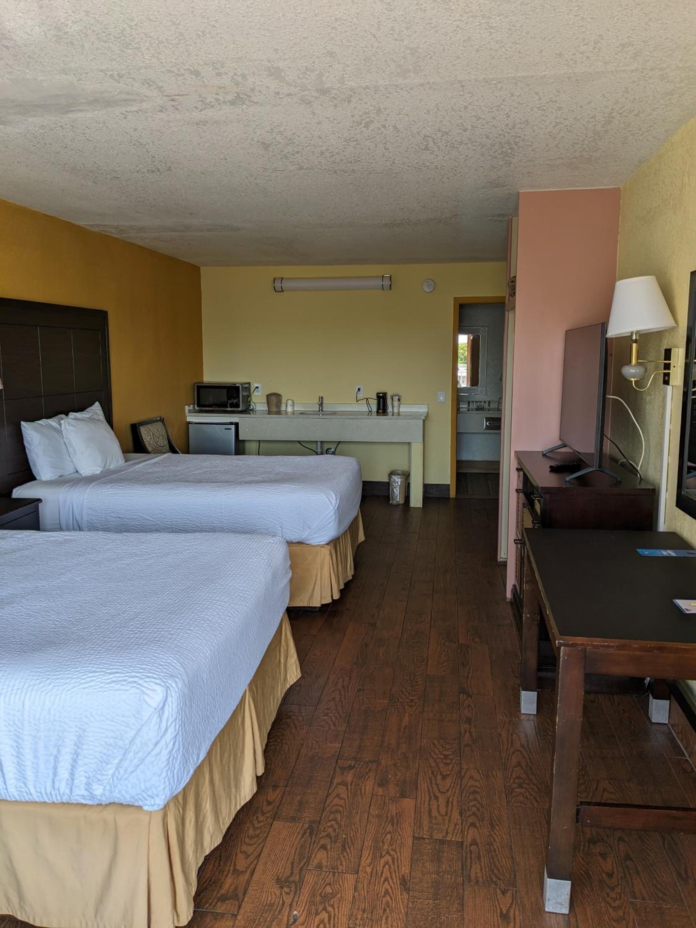 Deluxe Queen Room with Two Queen Beds - Non-Smoking - Photo 6