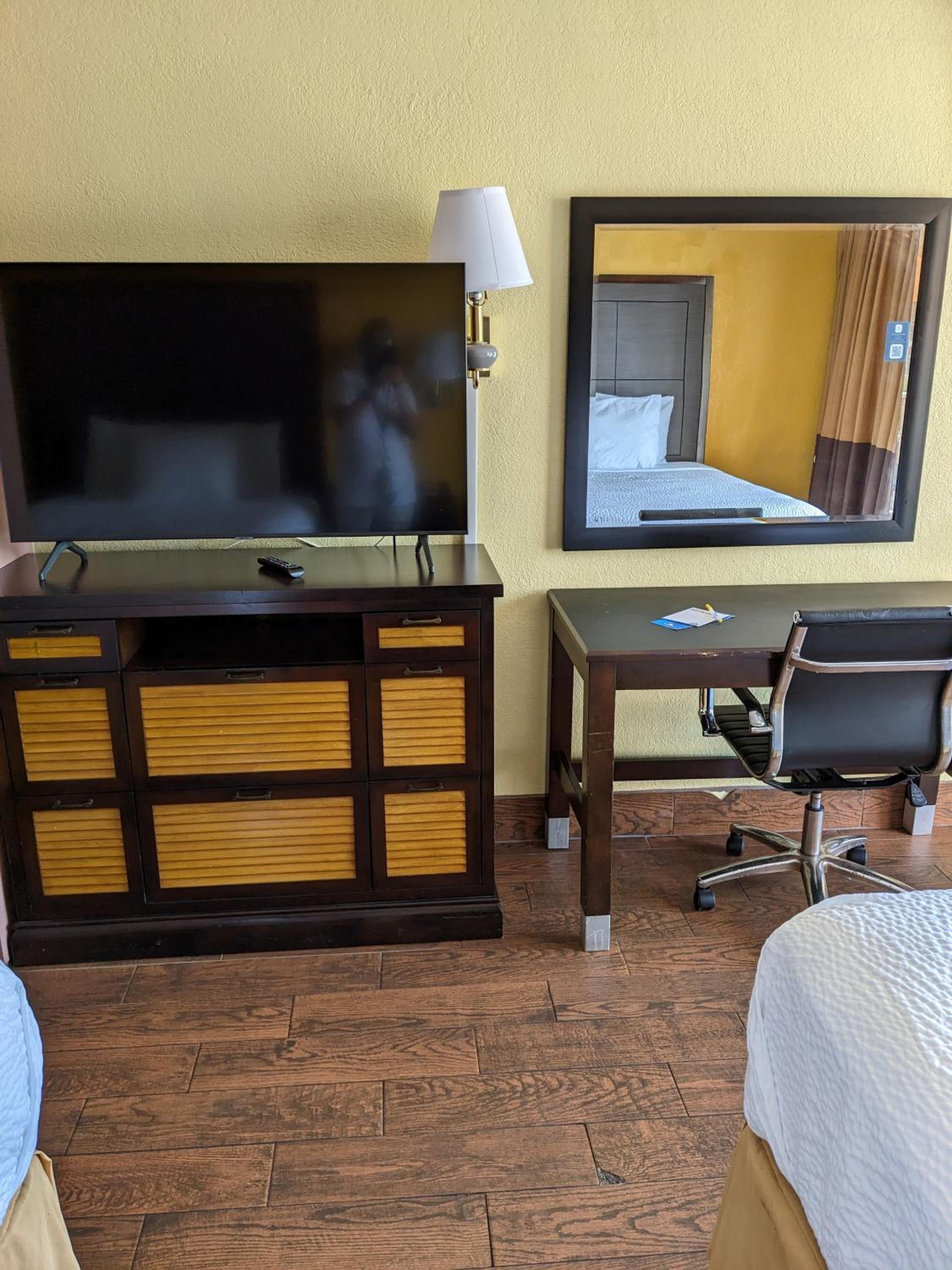 Deluxe Queen Room with Two Queen Beds - Non-Smoking - Photo 4