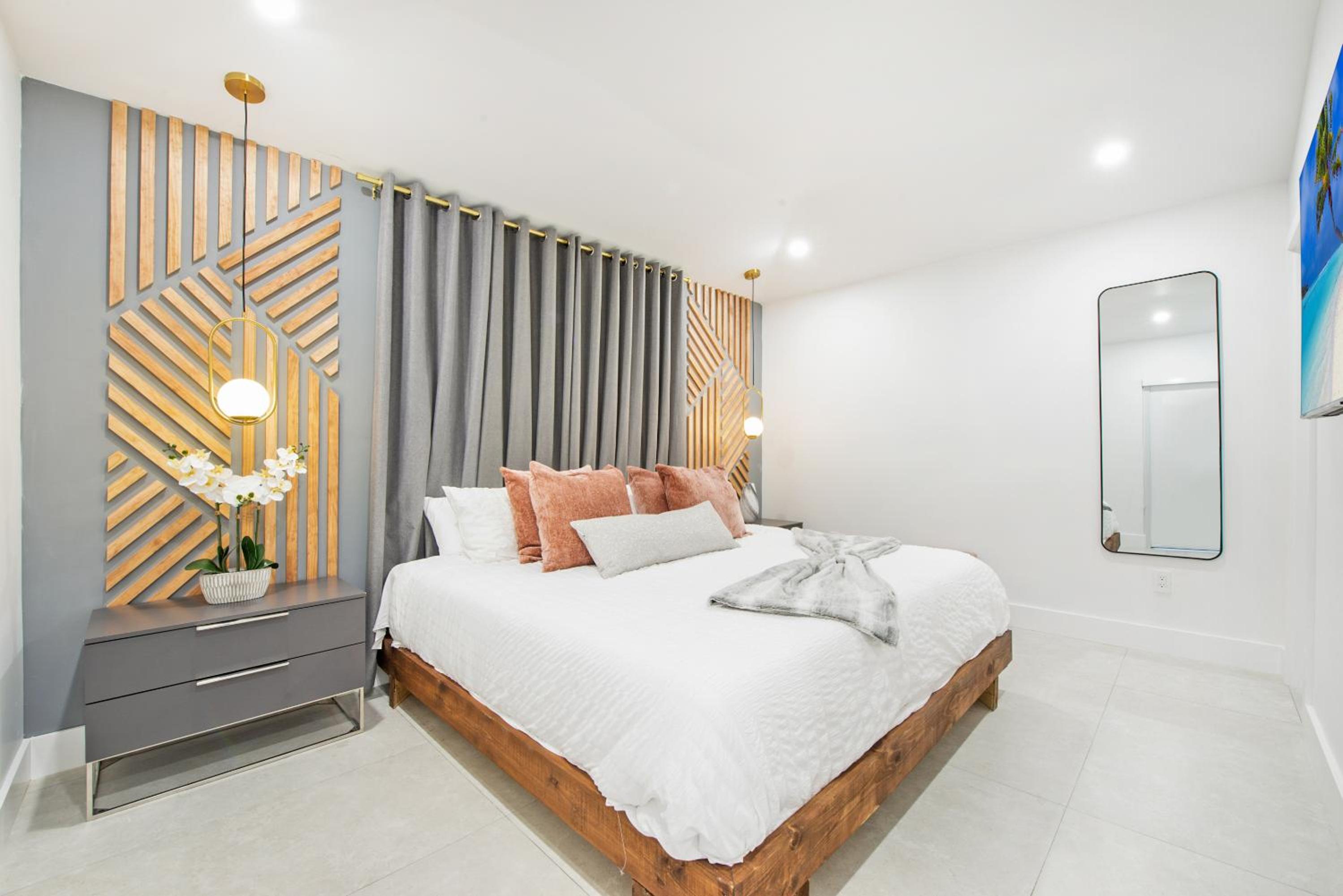 Six-Bedroom House photo 2