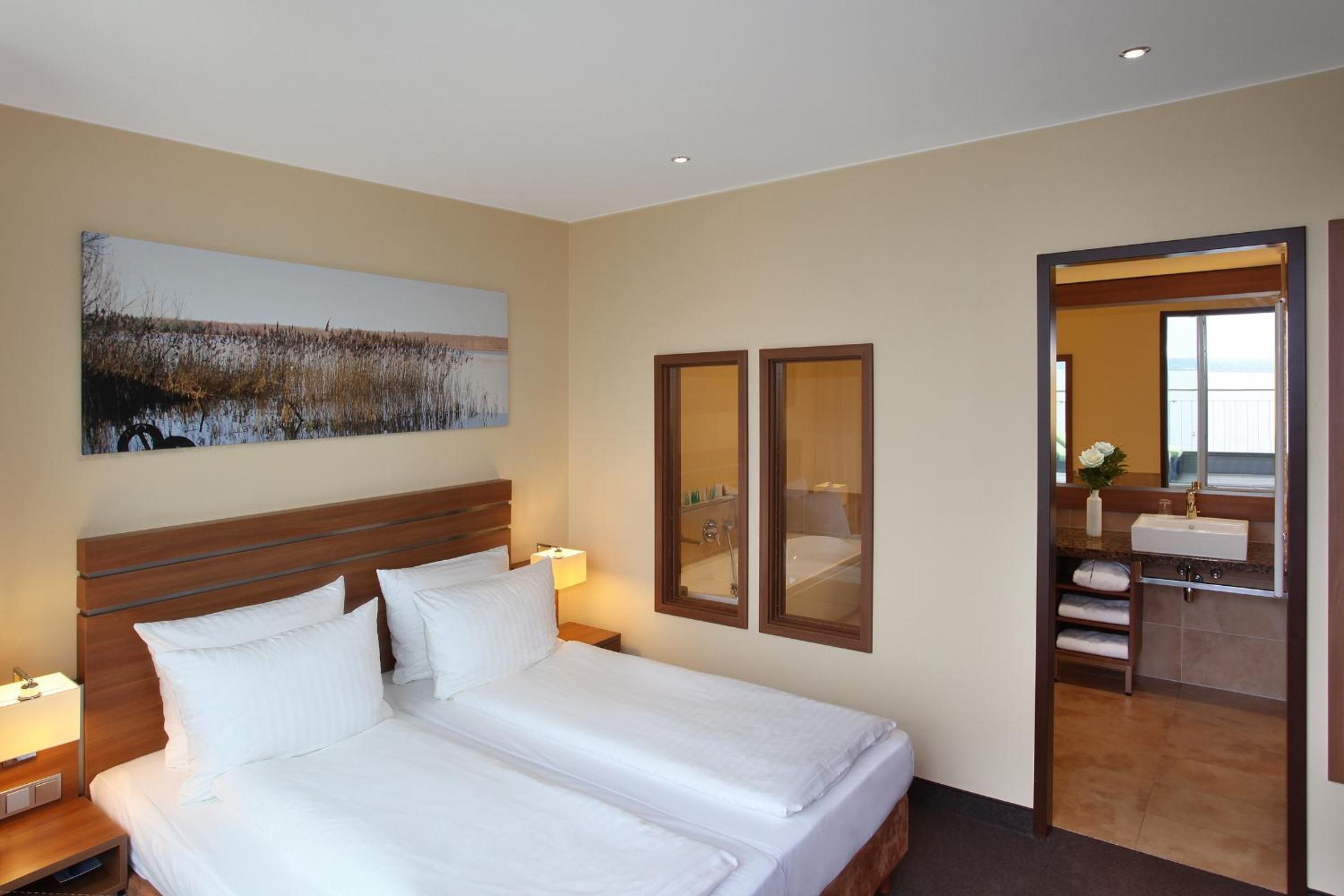 Executive Suite with Lake View - Photo 9