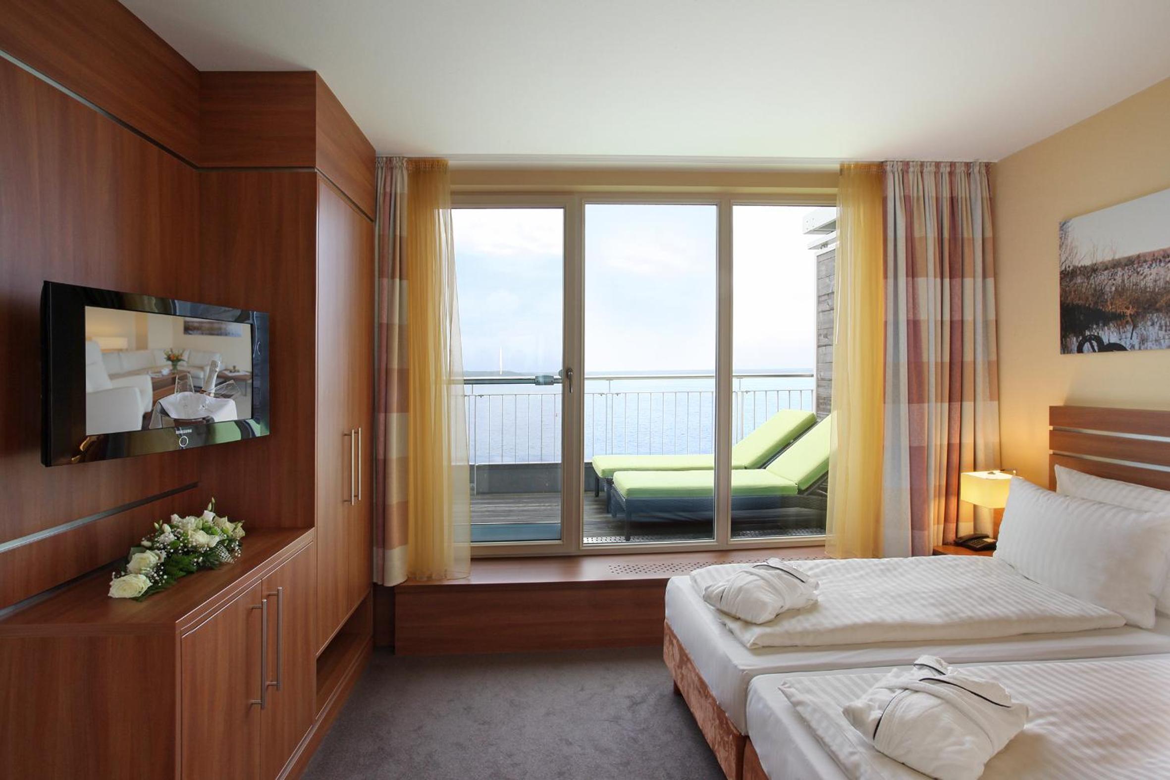 Executive Suite with Lake View - Photo 2