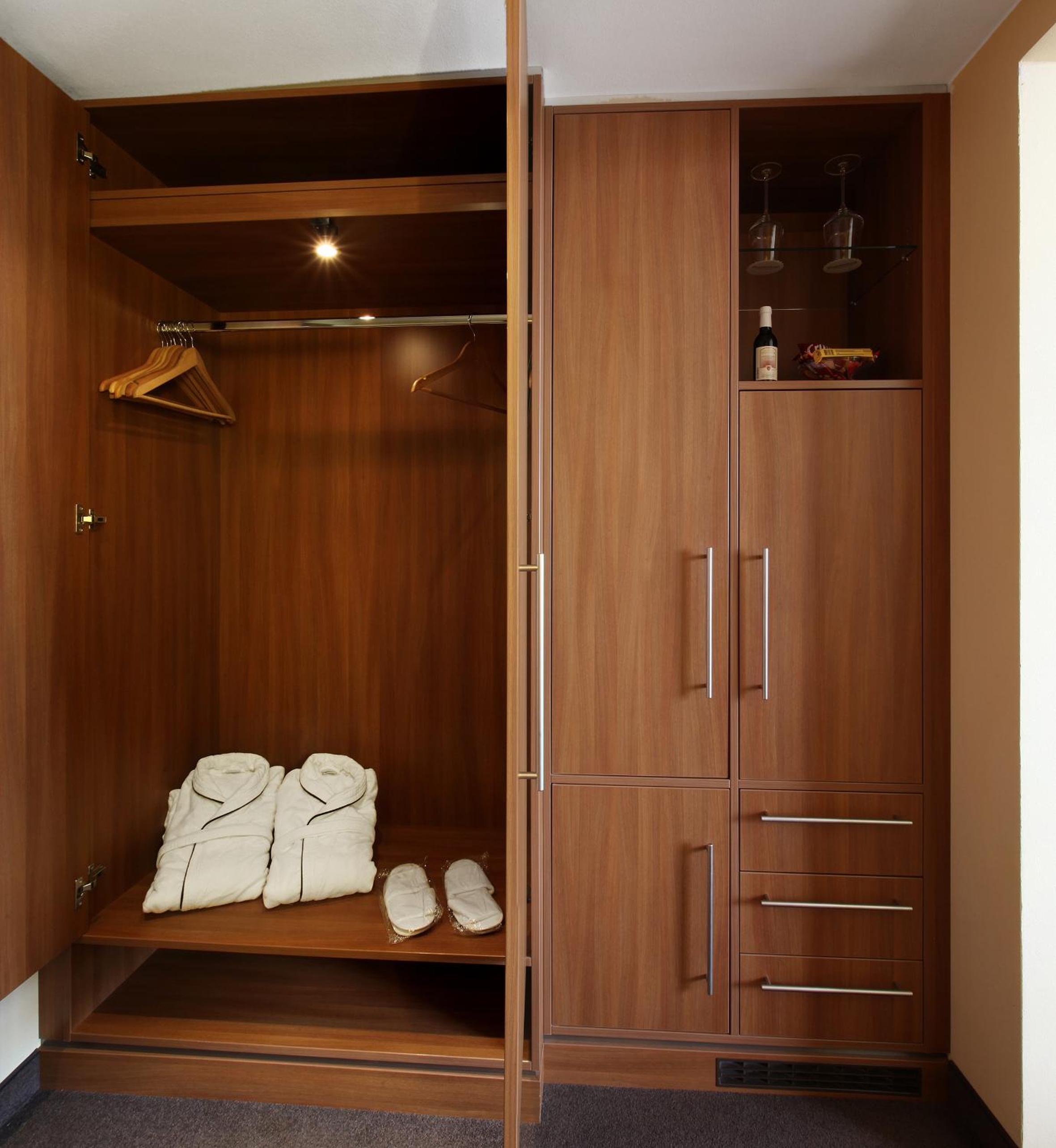 Superior Double Room with Partial Lake View - Photo 4