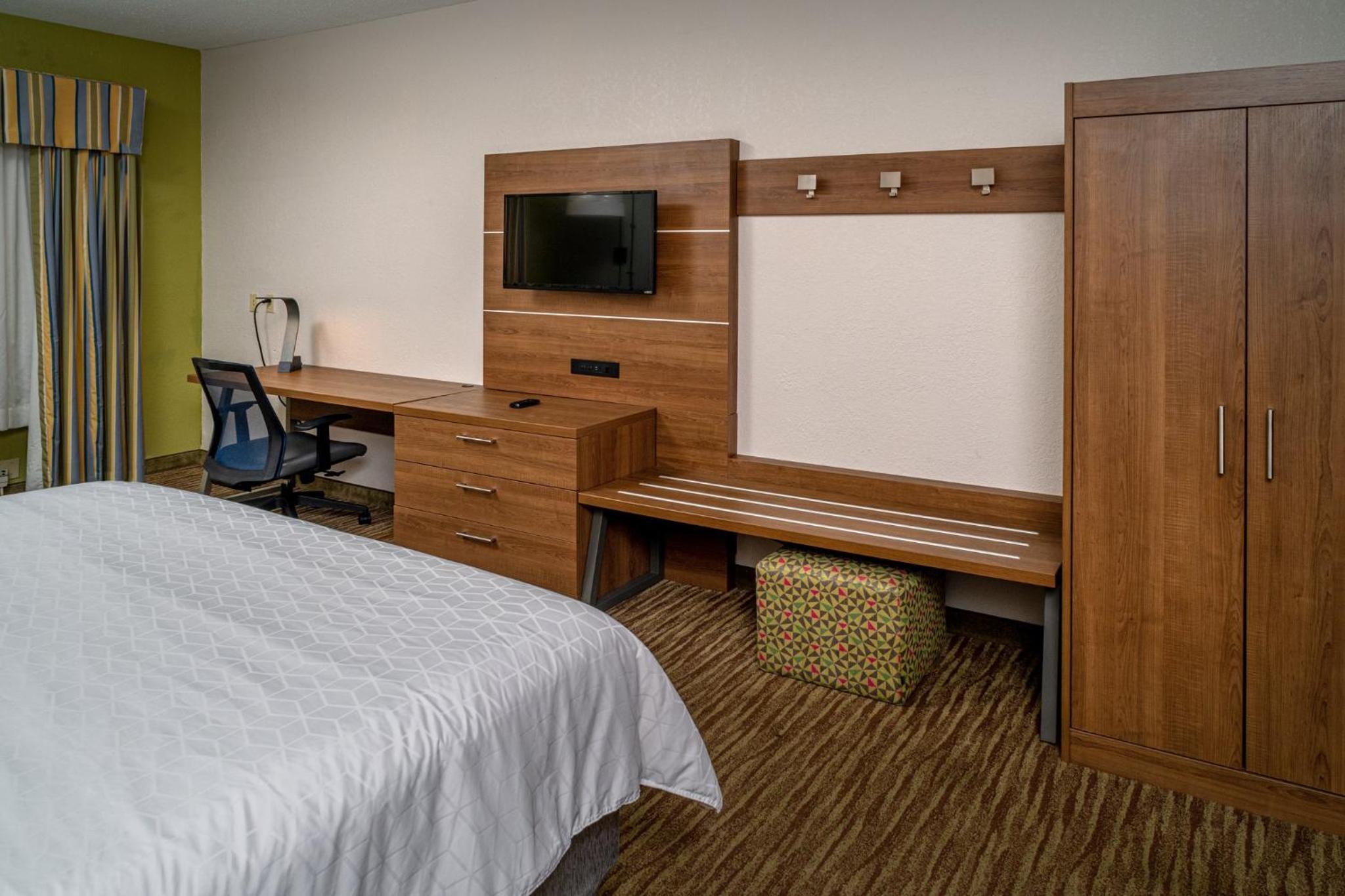 Standard King Room - Photo 3