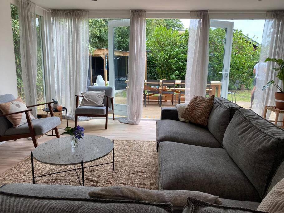 Five-Bedroom House photo 3
