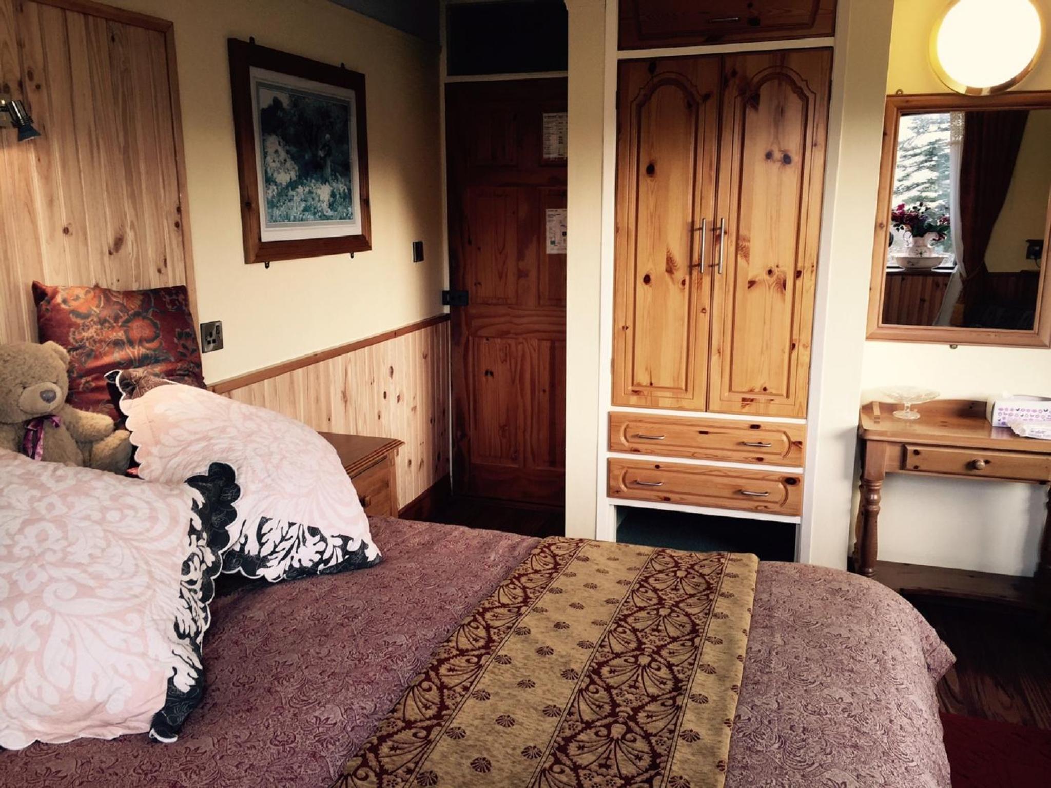 Front Double Room - Ground Floor - Outside Decking Area photo 3