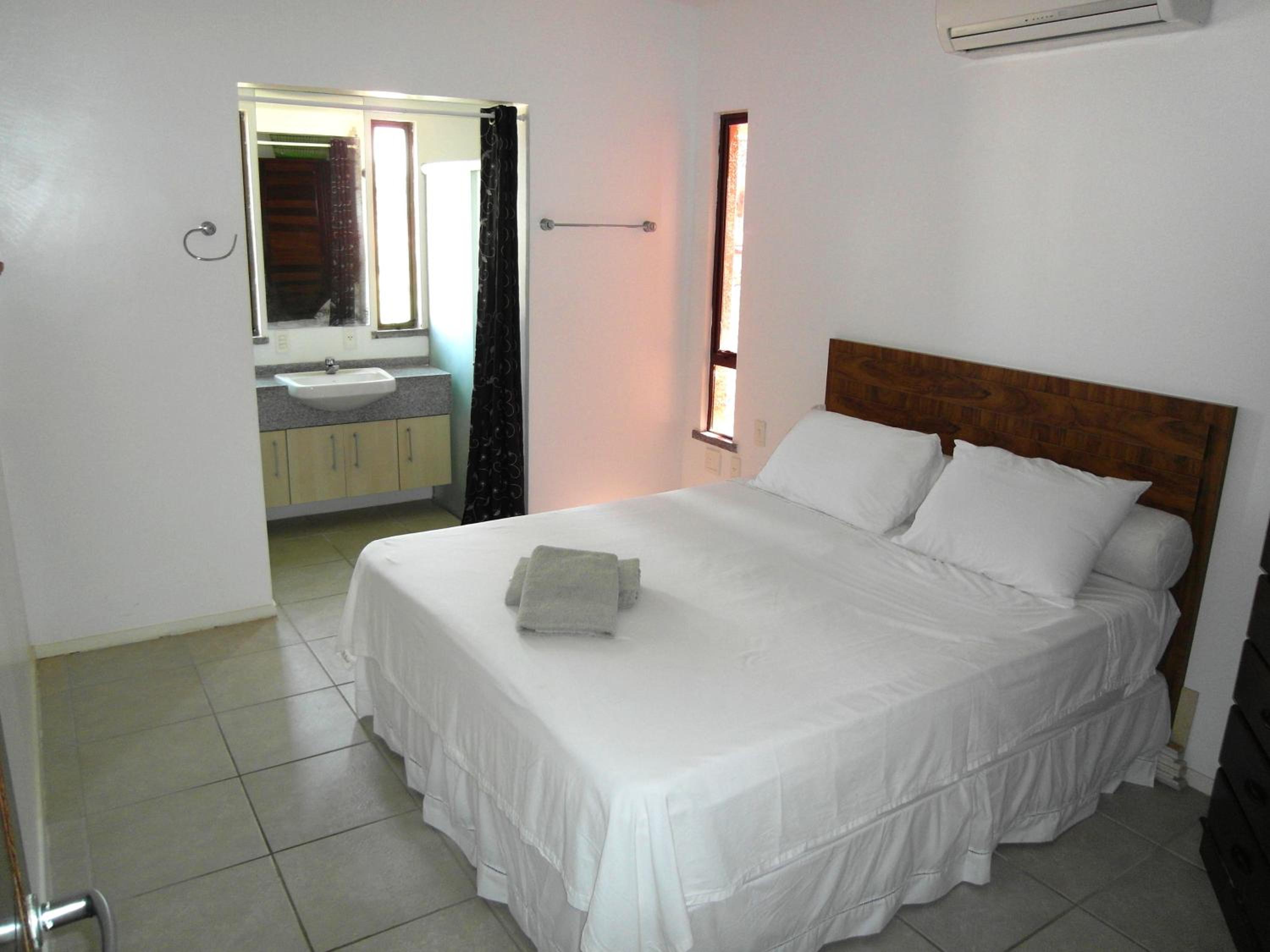 Two-Bedroom Apartment - One Queen Bed and Two single Beds photo 3