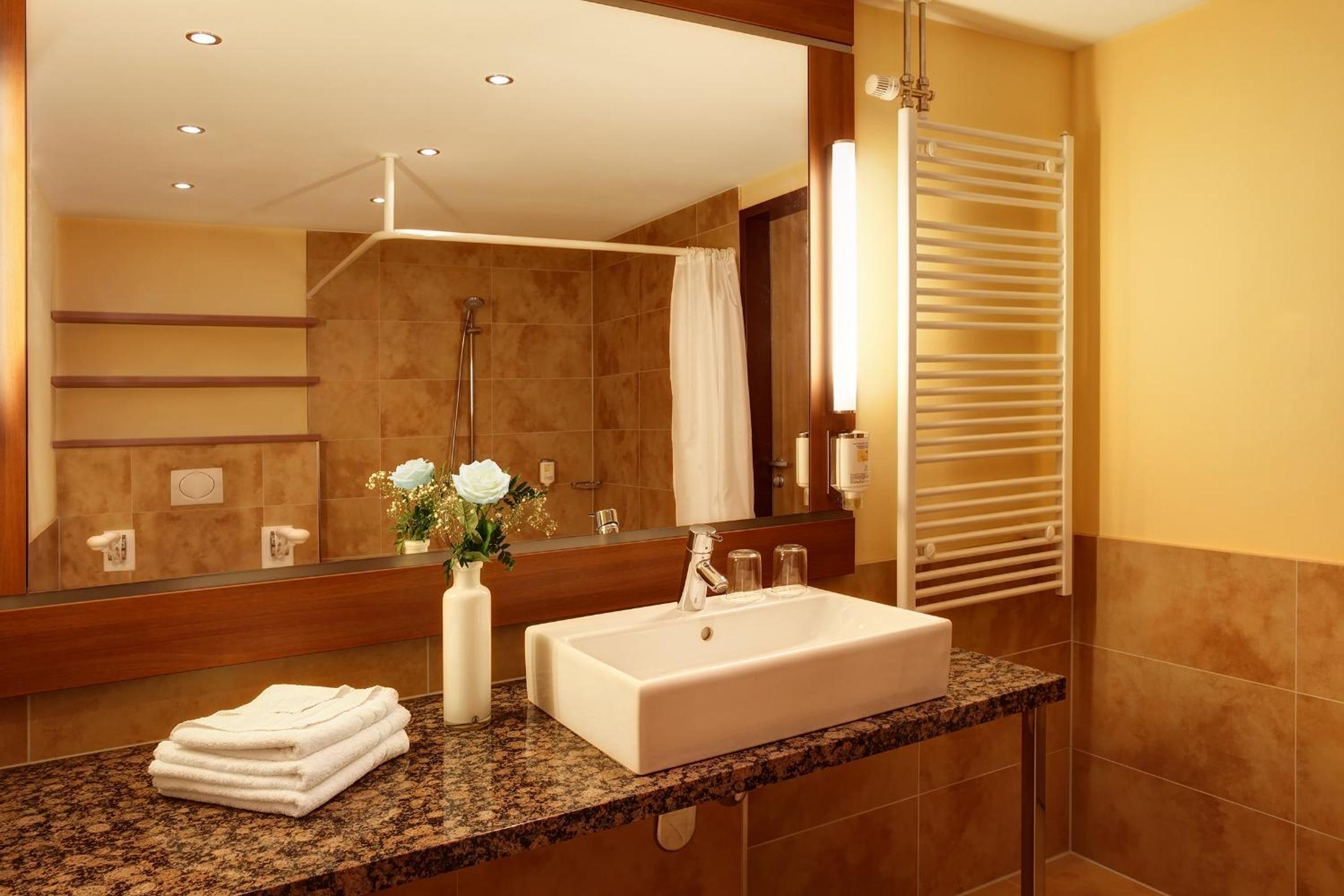 Superior Double Room with Partial Lake View - Photo 2