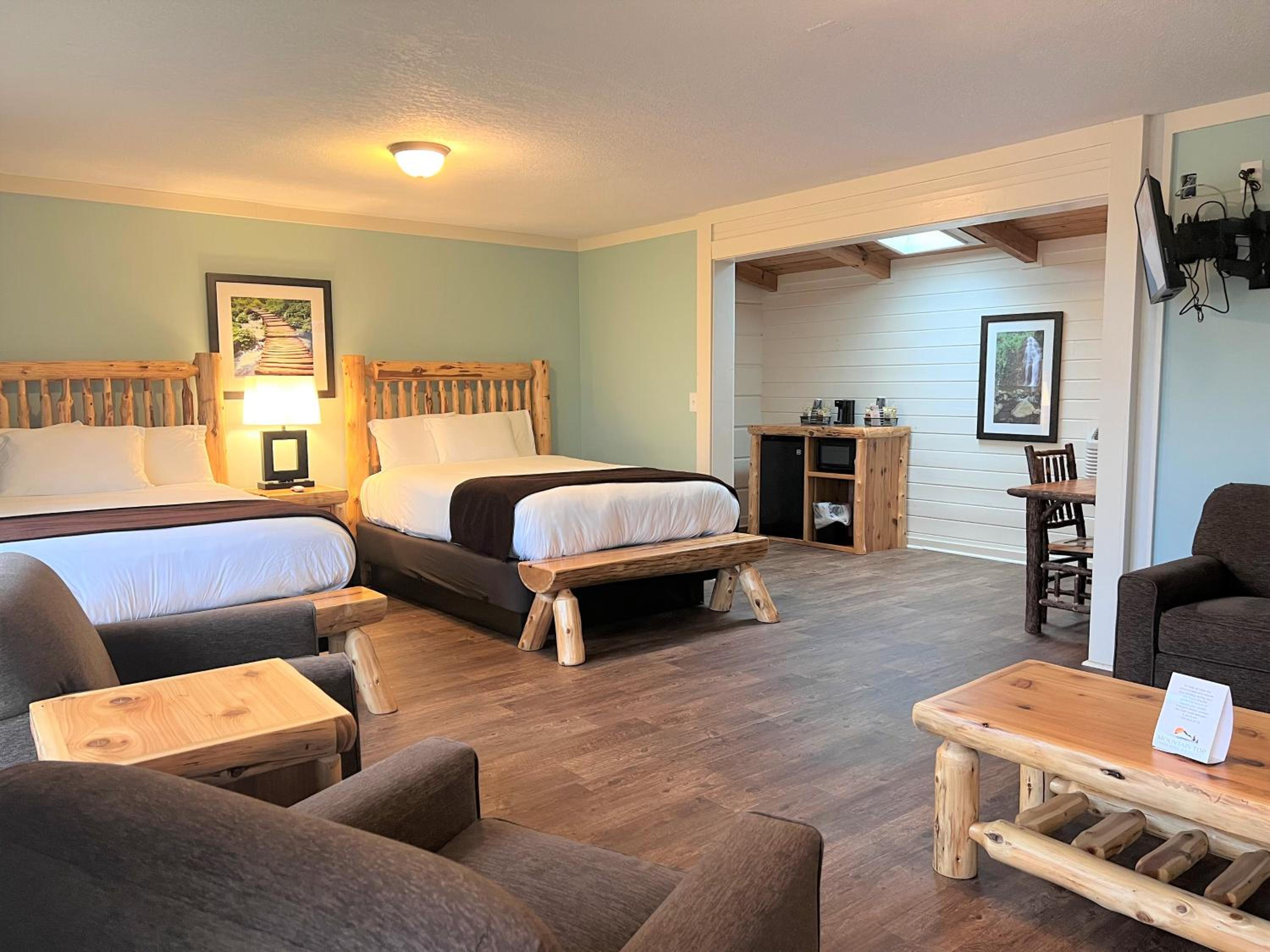 Inn Room Two Queen Deluxe photo 3