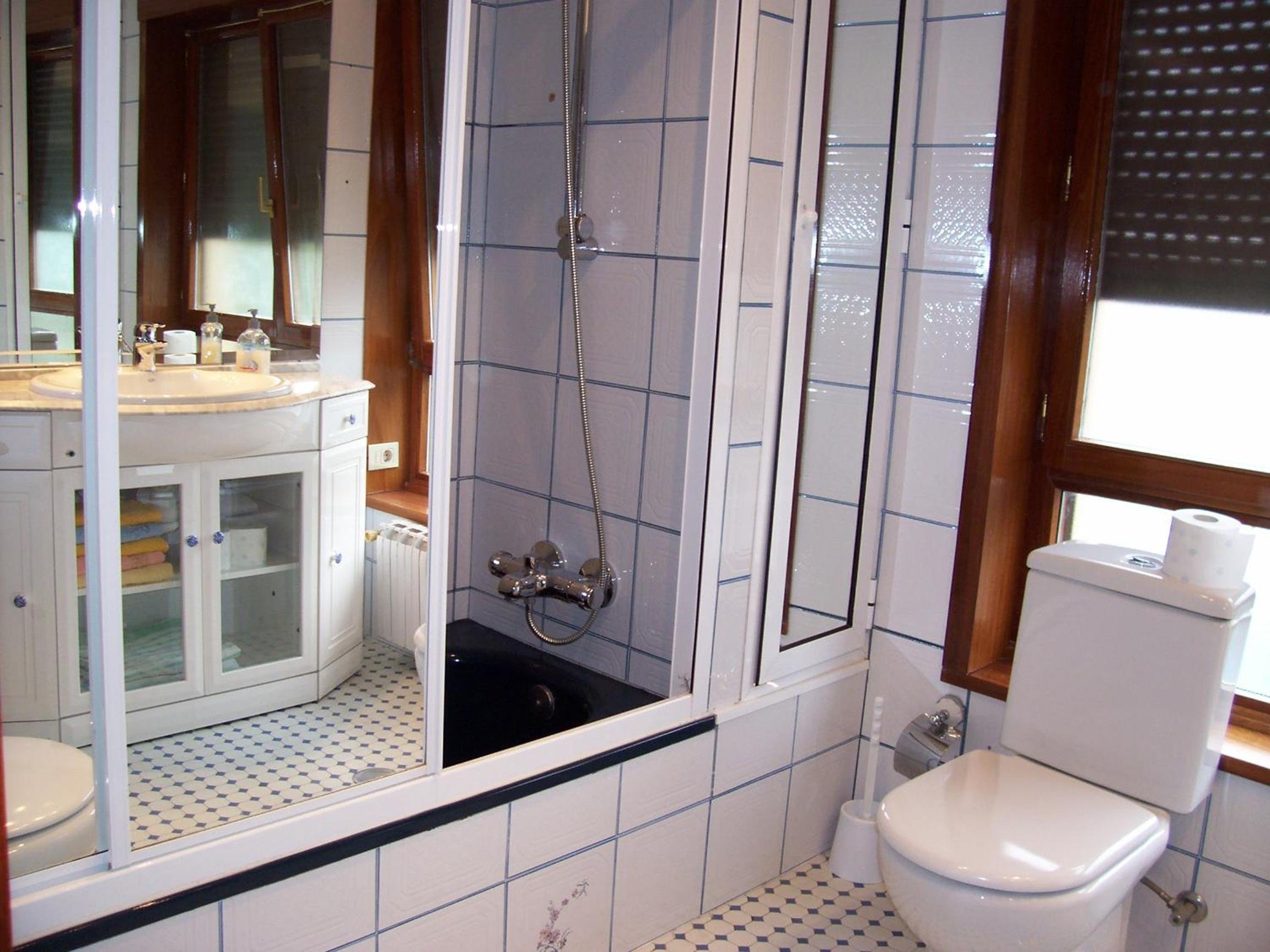 Twin Room with Private Bathroom photo 3